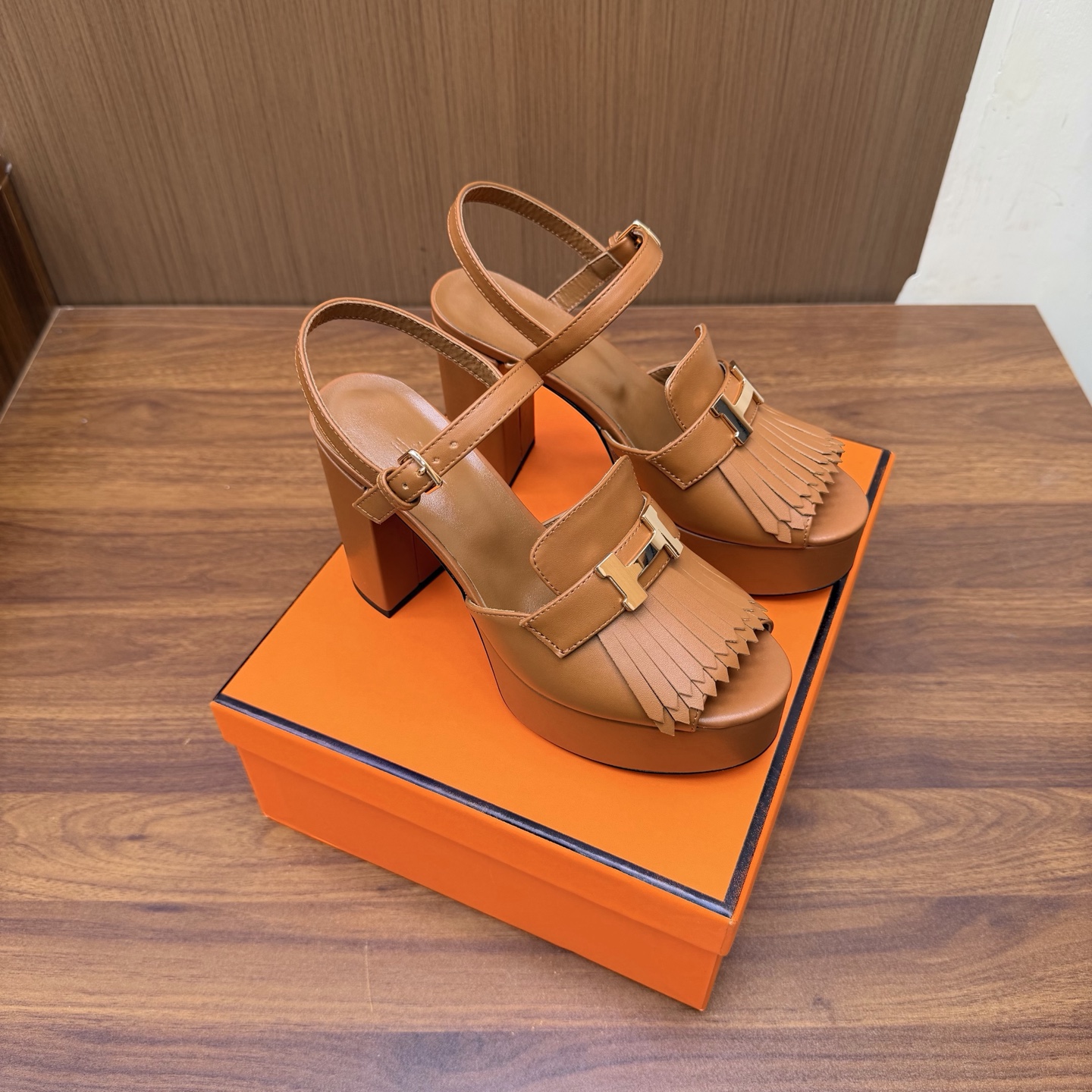 NO:929779,New 2026 early spring new Hermès/Hermès latest style tassel kelly buckle platform wedge heel thick-soled sandals ——————————————— Very retro design Strong exotic style Full of fashion sense, easy to wear and stylish Simple style can be matched with a sense of high-end It’s hard not to love the versatile colors and smooth lines!  The fabric is made of imported sheepskin/cowhide. The inner pads are all lambskin/sheepskin. The outsole is imported from Italy. The heel height is 11cm. The platform is 3.5cm. Size35-39 (customized in 40/41/42). High heels and sandals, hermes, hermes, sandals, high heels, cowhide, sheepskin, sheep.19860909新款 2026早春新款 Hermès/爱马仕最新款 流苏kelly 扣水台 坡跟厚底凉鞋 ——————————————— 极约复古的设计 浓厚的异域风情 时髦感十足、随便上脚都很有腔调 简简单单的款式随便搭配一下高级感就很棒 百搭的颜色流畅的线条很难不爱！ 面料采用进口羊京/牛皮 内里垫脚均为小羊皮/羊京 意大利进口牛皮大底 跟高11cm水台3.5cm Size35-39（40/41/42定制）,高跟鞋凉鞋,hermes,hermes,sandals,high heels,cowhide,sheepskin,sheep,Women's Shoes