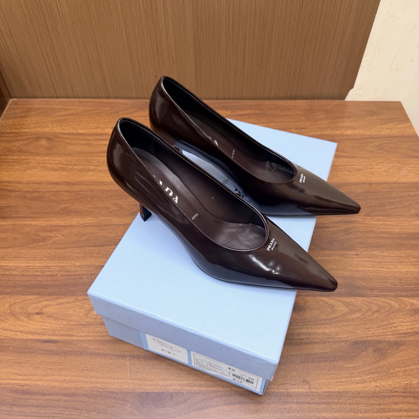 NO:930640,2026 Early Autumn New Prada Prada catwalk model pointed toe hollow high heels Retro old money style shoes/sandals ————————————The top version is full of future technology sense The minimalist beauty that has been missing for a long time in the fashion industry is fashionable and exquisite. It has a sense of high-end for daily wear. It adopts a pointed toe design, which is very fashionable and aggressive, highlighting personality; the shoe body has unique dividing lines, adding design details, which is different from ordinary pointed toe shoes, and has the iconic avant-garde style of the Prada brand.  Made of high-quality leather material, the texture is high-end and has a distressed effect, showing a retro and modern texture. The craftsmanship is fine and reflects the high-end quality of the brand. The stiletto heel design enhances the wearer's aura while maintaining good stability and is suitable for daily commuting or special occasions. Open edge beads on the upper, sheepskin lining for foot pads, Italian genuine leather outsole, and heel height 7.5cm  Size 35-39 (40.41. Customized, non-refundable), high heels, prada, prada, sandals, high heels, sheepskin, Leather soles198609092026早秋新款 Prada 普拉达走秀款尖头镂空高跟鞋 复古老钱风单鞋/凉鞋 ————————————顶级版本 未来科技感满满 时尚界久违的极简之美 时髦又精致 日常穿出高级感 采用尖头设计,极具时尚感与攻击性,彰显个性；鞋身有独特的分割线条,增添设计细节,区别于普通尖头鞋,带有Prada品牌标志性的前卫风格. 选用优质皮革材质,质感高级,且有做旧效果的纹理,呈现出复古又摩登的质感,工艺精细,体现品牌高端品质.细高跟设计,提升穿着者气场,同时保持了较好的稳定性,适合日常通勤或特殊场合穿着. 鞋面开边珠 内里垫脚羊皮 鞋底意大利真皮大底 跟高7.5cm 码数35-39（40.41.定做不退换）,高跟鞋,prada,prada,sandals,high heels,sheepskin,Leather soles,Women's Shoes