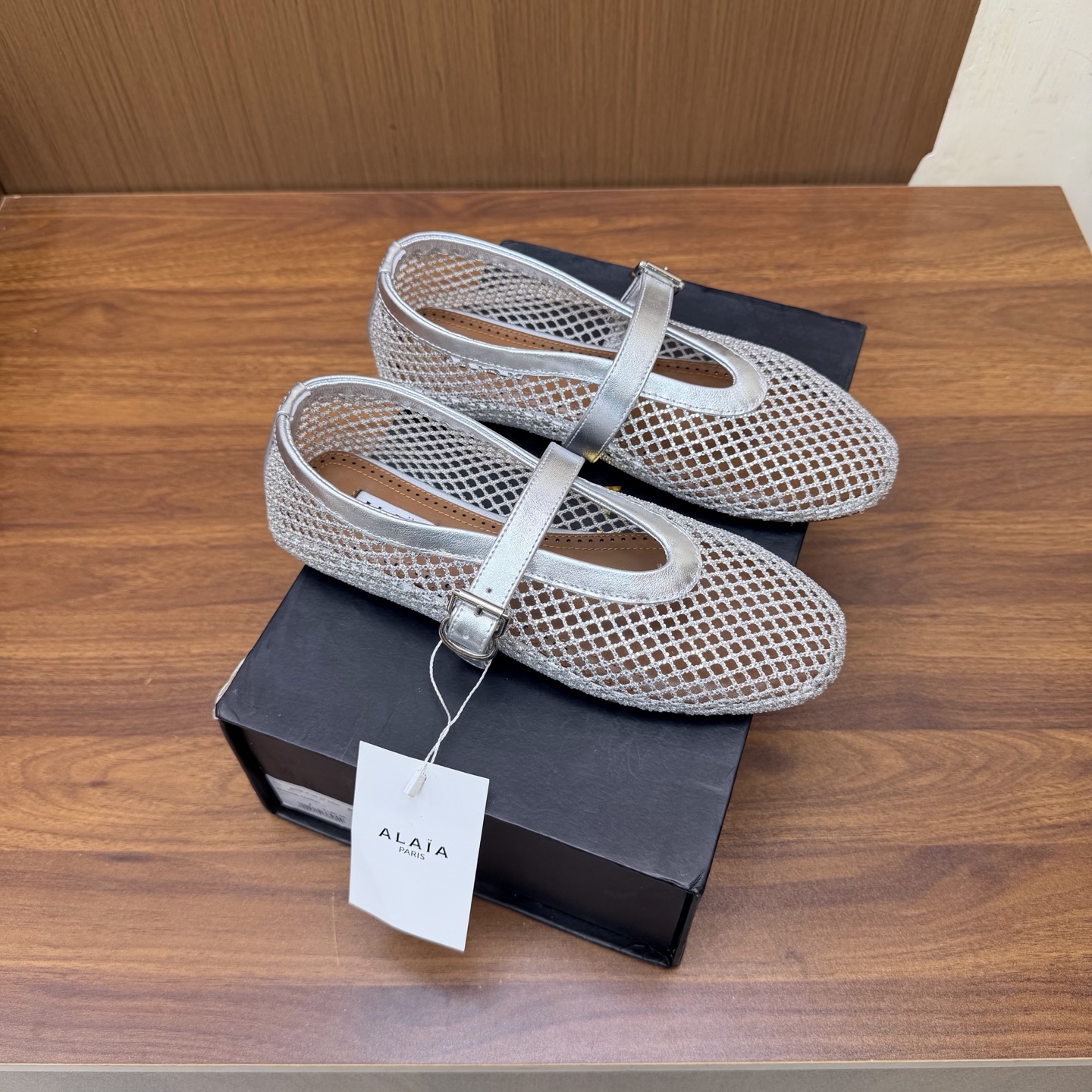NO:930911,2026 spring and summer new ALAIA French hollow fishnet shoes ———————————— This classic Alaia flat ballet shoe draws inspiration from classic Japanese shoes; the upper is decorated with buckle straps, round toe shape, and removable rubber shoe covers; bringing a soft and comfortable wearing experience. Made of fishnet fabric, patent leather and shiny rubber splicing, modern and fashionable. With a vague sense of hazy ~ The most beautiful fishnet shoes are at Alaia  The upper foot is super soft and easy to wear ~ the shoe shape has good wrapping ~ fashionable and elegant ~ invincible and versatile ~ you can choose skirts and trousers ~ loose, elegant, and tight. Feminine ballet elements can be more than one style. The combination of hardness and softness, elegance and power is the best way to open ballet shoes. Customized mesh upper, sheepskin lining, original molded rubber outsole  Size 35-39 (40.41.42. Customized, non-refundable), half slippers, alaia, skirts, sheepskin198609092026春夏新款ALAIA阿莱亚法式镂空渔网单鞋 ————————————— 该款经典Alaia平底芭蕾舞鞋,自经典日式鞋履汲取灵感；鞋面饰以带扣饰带,圆头造型,搭配可拆卸橡胶鞋套；带来柔软舒适的穿着体验.由渔网面料、漆皮和闪亮橡胶拼接制成, 摩登时尚. 若隐若现的朦胧感～最美渔网鞋就在 Alaia 上脚巨软巨好穿～鞋型包裹性好～时尚优雅～无敌百搭～裙装裤装任你挑～松弛感、优雅感、拿捏的死死的 女性气质十足的芭蕾元素可不只一种风格,刚柔并济,既优雅又有力量,才是芭蕾舞鞋最好的打开方式. 鞋面定制网面 内里垫脚羊皮 鞋底原版开模橡胶大底 码数35-39（40.41.42.定做不退换）,半拖单鞋,alaia,skirts,sheepskin,Women's Shoes