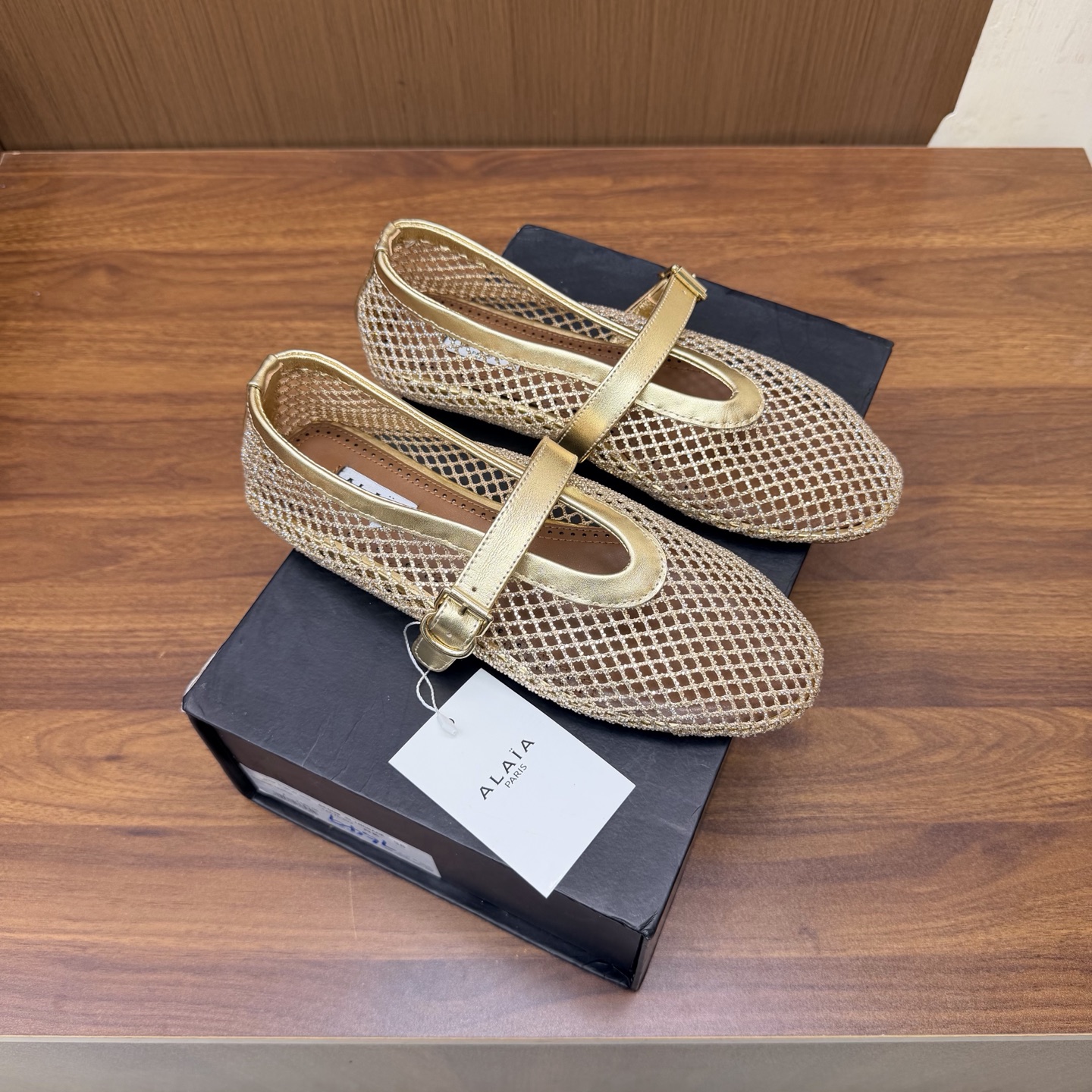 NO:930922,2026 spring and summer new style ALAIA French hollow fishnet half-flop ———————————— This classic Alaia flat ballet shoe draws inspiration from classic Japanese shoes; the upper is decorated with buckle straps, round toe shape, and removable rubber shoe covers; bringing a soft and comfortable wearing experience. Made of fishnet fabric, patent leather and shiny rubber splicing, modern and fashionable. With a vague sense of hazy~ The most beautiful fishnet shoes are at Alaia  The upper foot is super soft and easy to wear ~ the shoe shape has good wrapping ~ fashionable and elegant ~ invincible and versatile ~ you can choose skirts and trousers ~ loose, elegant, and tight. Feminine ballet elements can be more than one style. The combination of hardness and softness, elegance and power is the best way to open ballet shoes. Customized mesh upper, sheepskin lining, original molded rubber outsole  Size 35-39 (40.41.42. Customized, non-refundable), half slippers, alaia, skirts, sheepskin198609092026春夏新款ALAIA阿莱亚法式镂空渔网半拖 ————————————— 该款经典Alaia平底芭蕾舞鞋,自经典日式鞋履汲取灵感；鞋面饰以带扣饰带,圆头造型,搭配可拆卸橡胶鞋套；带来柔软舒适的穿着体验.由渔网面料、漆皮和闪亮橡胶拼接制成, 摩登时尚. 若隐若现的朦胧感～最美渔网鞋就在 Alaia 上脚巨软巨好穿～鞋型包裹性好～时尚优雅～无敌百搭～裙装裤装任你挑～松弛感、优雅感、拿捏的死死的 女性气质十足的芭蕾元素可不只一种风格,刚柔并济,既优雅又有力量,才是芭蕾舞鞋最好的打开方式. 鞋面定制网面 内里垫脚羊皮 鞋底原版开模橡胶大底 码数35-39（40.41.42.定做不退换）,半拖单鞋,alaia,skirts,sheepskin,Women's Shoes