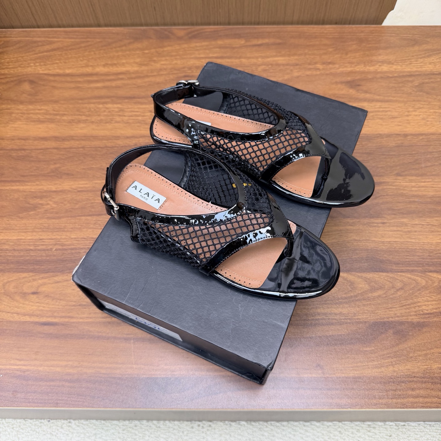 NO:930892,ALAIA 26ss new spring and summer style hollow thong ballet sandals ———————————— This soft fishnet shoe with a bare skin feel, matched with rubber soles, brings a comfortable wearing experience. It is an essential fashionable item in the spring and summer wardrobe. Light and breathable Summer relaxed aesthetics Breathable mesh sun and moonlight pouring in, intertwined with looming permeability aesthetics Mesh design, full of breathability, breathable and not stuffy, round toe design releases toe space  It can be worn with thin socks or barefoot. The Velcro design allows you to run without having to worry about the heel falling off. The upper is made of original patent leather mesh, the lining is sheepskin, and the sole is original molded custom rubber outsole. Size 35-39 (40 41 customized, non-refundable), split-toe shoes, alaia, sandals, sheepskin19860909ALAIA 阿莱亚 26ss春夏新款 镂空 夹趾 芭蕾舞 凉鞋 ————————————— 该款裸肌感柔软渔网鞋,搭配橡胶鞋底,带来舒适的穿着体验.是春夏衣橱必不可少的时髦单品. 轻盈透气 夏日松弛美学透气网面日月光倾泻 交织出若隐若现的透感美学 网面设计 呼吸感拉满 透气不闷热 圆头设计释放脚趾空间 搭配薄袜或光脚穿都可以 魔术贴的设计加持跑步都不用担心掉跟问题 鞋面采用原版漆皮网纱 内里垫脚羊皮 鞋底原版开模定制橡胶大底 码数35-39（40 41 定做不退换）,分趾鞋,alaia,sandals,sheepskin,Women's Shoes