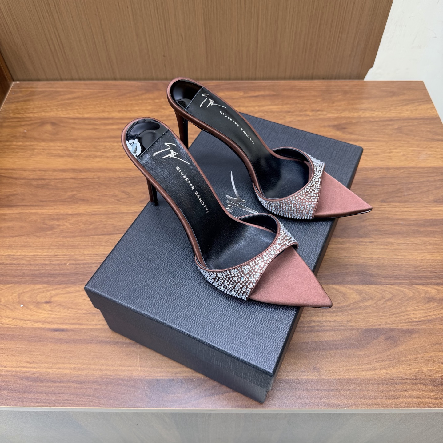 NO:929343,Giuseppe Zanotti—SS2026 counter new spring and summer new products!  Diamond buckle pointed toe slippers series ————————————— New spring and summer series of rhinestone high-heeled sandals!  Pointed-toe high-heeled slippers, how can we miss a pair of fairy shoes in the light summer? Paired with various small skirts, it doesn't matter the shape of the feet at all. The transparent sparkling diamonds show a phantom under the light. It is really too beautiful. The whiteness of the upper feet makes people look up!  The delicate crystal chain embellishes the delicate lines of the ankle, releasing infinite elegance. Explore more high-heeled shoes!  Fabric: silk with rhinestones, outsole, genuine leather outsole, size 35-43 (40, 41, 42, 43 customized), heel height 11cm, high heels, slippers, sandals, high heels, slippers, skirts, real silk, Leather soles19860909Giuseppe Zanotti— SS2026专柜新款春夏季新品！钻扣尖头拖鞋系列 ————————————— 全新春夏系列水钻高跟凉鞋 ！ 尖头高跟拖鞋淡淡的夏日里怎么少得了一双仙女鞋 各种小裙子搭配起来 完全不挑脚型哦 通透的闪钻在光线的照耀下呈现幻彩 真的美的过分 上脚显白的让人上头！细巧水晶链饰点亮脚踝纤雅线条 释放无限优雅魅力 探索更多臻选高跟鞋！ 面料真丝烫钻 大底真皮大底 码数35-43（40、41、42、43定制） 跟高11cm,高跟鞋拖鞋,sandals,high heels,slippers,skirts,real silk,Leather soles,Women's Shoes