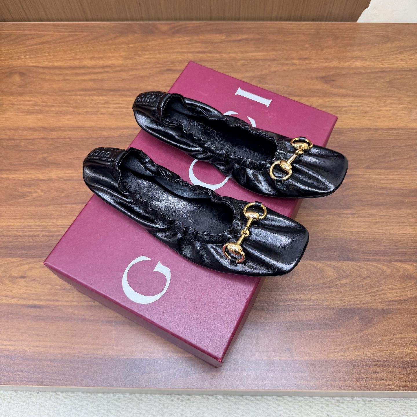 NO:929911,2026 spring and summer Gucci's latest horsebit egg roll shoes are very comfortable —————————— This women's thong sandals are equipped with classic big D new horsebit details and gold-toned accessories, highlighting the brand heritage and showing a unique charm. Made of exquisite sheepskin, the design is elegant yet casual, which is a refreshing and ideal item for the warm season. The upper is imported sheepskin/sheep Beijing, the lining/foot-padded lambskin, the sole is genuine leather, and the heel is high and flat.  Matching code 35-43 (41/40/42/customized, non-refundable), single shoes, gucci, sandals, sheepskin, sheep198609092026 春夏季Gucci最新马衔扣蛋卷单鞋 非常舒服 ——————————— 这款女士夹趾凉鞋搭配饰经典大D新马衔扣细节金色调配件,彰显品牌传承,尽显别样魅力.采用精致羊皮打造,设计优雅而不失随性,是暖季造型的清爽理想单品 鞋面进口羊皮/羊京 内里/垫脚小羊皮 鞋底真皮底 跟高平底 配码35-43（41/40/42/定做不退换）,单鞋,gucci,sandals,sheepskin,sheep,Women's Shoes