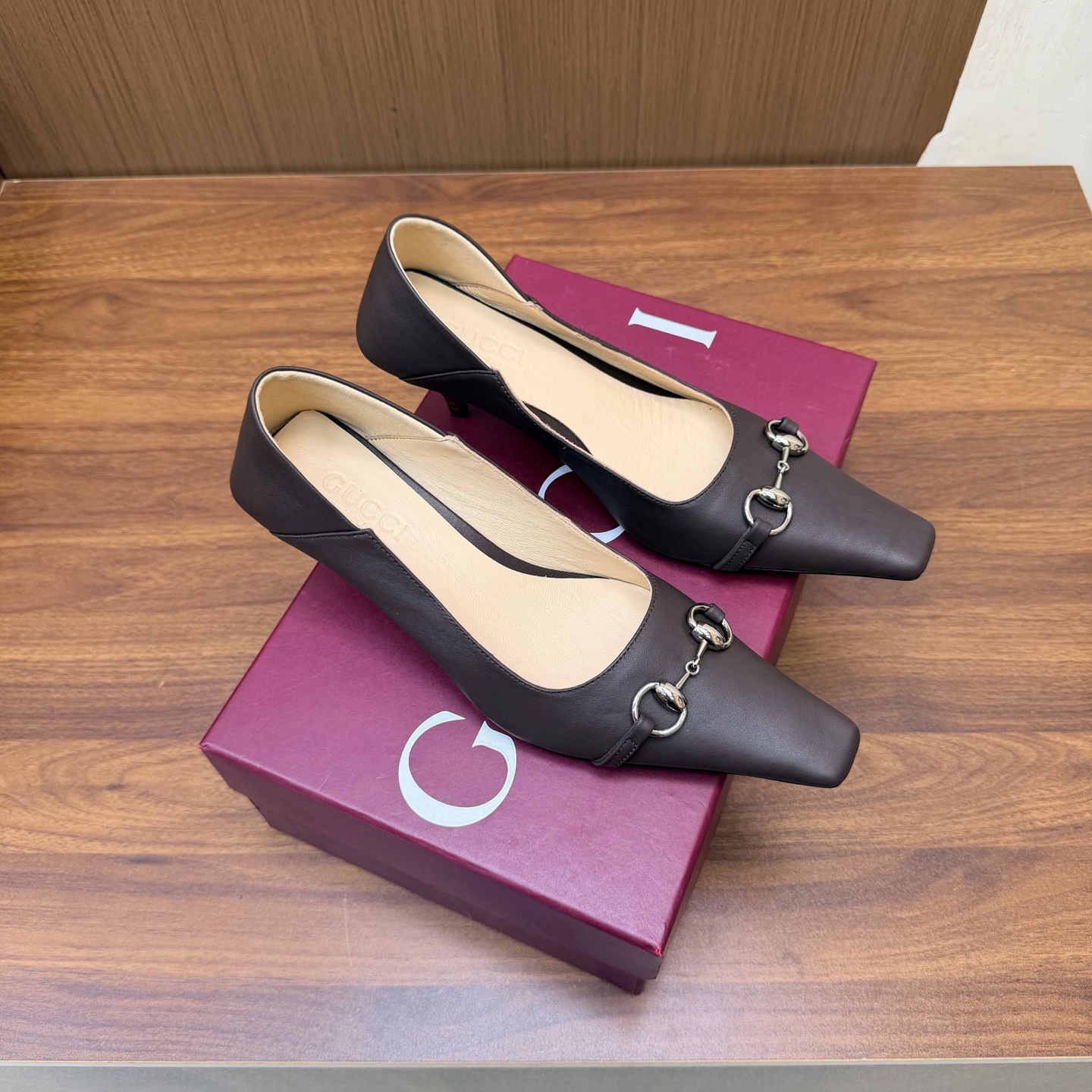 NO:930867,2026S spring and summer new Gucci new style ———————————— The upper adopts the most classic iconic logo. The eye-catching feature is that the heel can be pressed and dragged at will. One shoe can be worn in two pairs to match trousers and skirts in any place without any sense of inconsistency. The high-quality layered leather square kitten heel with silver sequins adds to its unparalleled visual impact. Elegance and intellectuality are integrated with each other. This pair of shoes meets the various requirements of fairies. It is truly the best of the best.  Leather surface cowhide + sheepskin, upper specific G family denim, high heel flat/5.5cm outsole, genuine leather outsole, size 35-41 (customized for 40, 41), single shoes, gucci, gucci, skirts, cowhide, sheepskin, Leather soles198609092026S 春夏新款Gucci新款 ———————————— 鞋面采用最经典标志性Logo,吸睛之处在后跟可随性压跟而拖,一鞋两穿更好搭配裤装和裙装出入任何场所都毫无违和感哦高质量的层皮方形小猫跟配以银色亮片更显其无与伦比的视觉冲击力,优雅与知性相互融合,一对鞋满足了仙女们的种种要求,实属精品中的精品 皮面牛皮+羊皮 鞋面特定G家牛仔布 跟高平底/5.5cm 大底真皮大底 码数35-41（40、41定制）,单鞋,gucci,gucci,skirts,cowhide,sheepskin,Leather soles,Women's Shoes