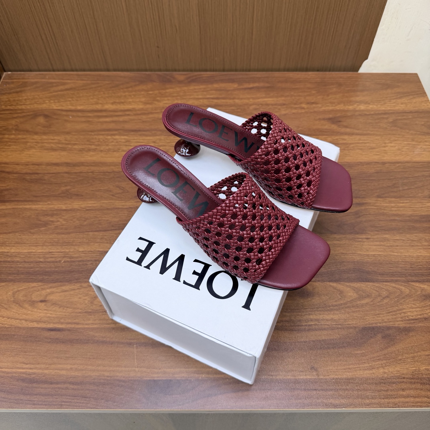 NO:930838,The top version [Loewe] woven new wine glass and Mule slippers —————————— Hot new model Matches the overall original last shape, fashionable and individual, easy to wear The color is awesome ●Fabric weaving ●Water-dyed sheepskin inside ●Water-dyed sheepskin for feet + original latex ●Original leather outsole ●Packaging original full set of packaging  ●Code number 35-41 (40, 41 customized), slippers, loewe, loewe, slippers, sheepskin, Leather soles19860909顶级版本【罗意威Loewe】编织新款酒杯跟穆勒拖鞋 ——————————— 火爆新款 配合整体原版楦型,时尚而个性好穿 颜色超赞 ●面料编织 ●内里水染羊皮 ●垫脚水染羊皮+原版乳胶 ●大底原版真皮大底 ●包装原版全套包装 ●码数35-41（40、41定制）,拖鞋,loewe,loewe,slippers,sheepskin,Leather soles,Women's Shoes