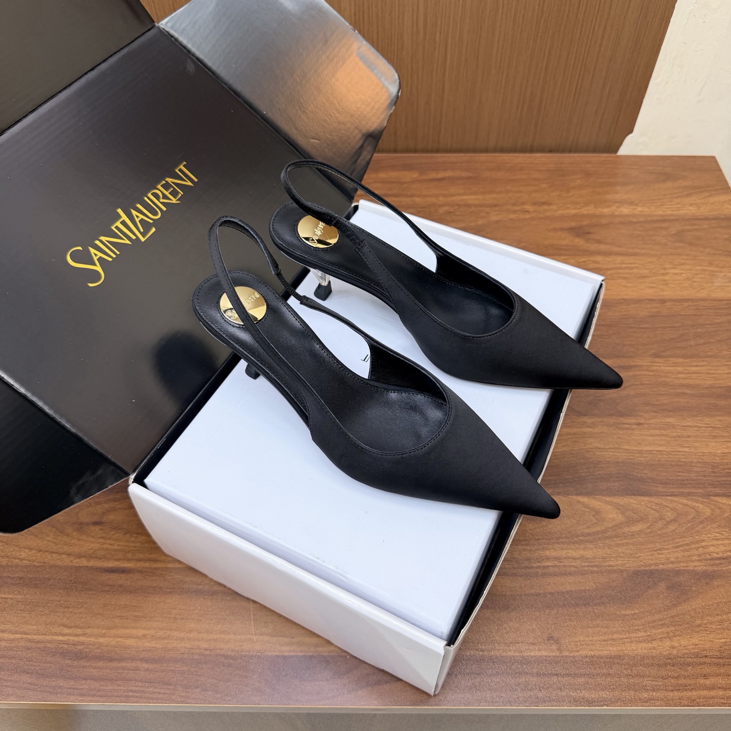 NO:929980,YSL top quality (with high-end airplane box) Saint Laurent fw26 new arrival～ YSL 26s spring and summer new pointed chain hardware buckle Mule shoes minimalist style stiletto high-heeled sandals Ysl  The pointed-toe stiletto heel is elegance engraved in the DNA. The golden chain flows on the upper, like the delicacy in a retro illustrated magazine, on the foot. Every step is effortless elegance and style. Who can resist a pair of chain mules with their own aura?  The pointed toe lengthens the leg line, and the metal chain lights up the whole body. From commuting suits to date skirts, you can switch to the 'heroine' mode with one click. The complexity is eliminated, leaving only clean lines and metallic luster. The pointed toe outlines the edge, and the chain embellishes your attitude. This pair of shoes is your style statement that needs no words. The shiny patent leather + gold chain are retro and sexy, and the upper feet directly transform into 'the flower of wealth in the world', and you walk with wind!  Silk upper, sheepskin lining, Italian genuine leather outsole, heel height 6.5cm, size 35-39 (40.41. Customized, non-returnable), high heels and sandals, saint laurent, saint laurent, saint laurent, sandals, high heels, slippers, skirts, business suit, sheepskin, real silk, Leather soles19860909YSL  顶级品质（配高档飞机盒） Saint Laurent 圣罗兰fw26 new arrival～ YSL 26s 春夏新款尖头链条五金扣穆勒鞋极简风细跟高跟凉拖鞋 Ysl 尖头细高跟,是刻在DNA里的优雅.金色链条在鞋面流转,像把复古画报里的精致,在了脚上.每一步,都是不费力的贵气与风情.谁能拒绝一双自带气场的链条穆勒鞋？尖头拉长腿线,金属链点亮全身,从通勤西装到约会小裙,都能一键切换成“女主角”模式. 褪去繁杂,只留利落线条与金属光泽.尖头勾勒锋芒,链条点缀态度,这双鞋,是你无需多言的风格宣言.漆皮亮面+金色链条,复古又性感,上脚直接变身“人间富贵花”,走路都带风！ 鞋面真丝 内里垫脚羊皮 鞋底意大利真皮大底 跟高6.5cm 码数35-39（40.41.定做不退换）,高跟鞋凉鞋,saint laurent,saint laurent,saint laurent,sandals,high heels,slippers,skirts,business suit,sheepskin,real silk,Leather soles,Women's Shoes