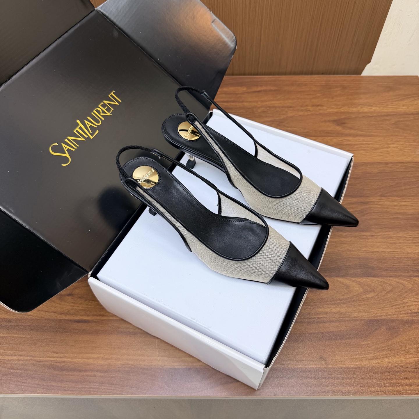 NO:929990,YSL top quality (with high-end airplane box) Saint Laurent fw26 new arrival～ YSL 26s spring and summer new pointed chain hardware buckle Mule shoes minimalist style stiletto high-heeled sandals Ysl  The pointed-toe stiletto heel is elegance engraved in the DNA. The golden chain flows on the upper, like the delicacy in a retro illustrated magazine, on the foot. Every step is effortless elegance and style. Who can resist a pair of chain mules with their own aura?  The pointed toe lengthens the leg line, and the metal chain lights up the whole body. From commuting suits to date skirts, you can switch to the 'heroine' mode with one click. The complexity is eliminated, leaving only clean lines and metallic luster. The pointed toe outlines the edge, and the chain embellishes your attitude. This pair of shoes is your style statement that needs no words. The shiny patent leather + gold chain are retro and sexy, and the upper feet directly transform into 'the flower of wealth in the world', and you walk with wind!  Upper cowhide mesh, inner padding sheepskin, sole Italian genuine leather outsole, heel height 6.5cm, size 35-39 (40.41. Customized, non-refundable), high heels sandals, saint laurent, saint laurent, saint laurent, sandals, high heels, slippers, skirts, business suit, cowhide, sheepskin, Leather soles19860909YSL  顶级品质（配高档飞机盒） Saint Laurent 圣罗兰fw26 new arrival～ YSL 26s 春夏新款尖头链条五金扣穆勒鞋极简风细跟高跟凉拖鞋 Ysl 尖头细高跟,是刻在DNA里的优雅.金色链条在鞋面流转,像把复古画报里的精致,在了脚上.每一步,都是不费力的贵气与风情.谁能拒绝一双自带气场的链条穆勒鞋？尖头拉长腿线,金属链点亮全身,从通勤西装到约会小裙,都能一键切换成“女主角”模式. 褪去繁杂,只留利落线条与金属光泽.尖头勾勒锋芒,链条点缀态度,这双鞋,是你无需多言的风格宣言.漆皮亮面+金色链条,复古又性感,上脚直接变身“人间富贵花”,走路都带风！ 鞋面牛皮网纱 内里垫脚羊皮 鞋底意大利真皮大底 跟高6.5cm 码数35-39（40.41.定做不退换）,高跟鞋凉鞋,saint laurent,saint laurent,saint laurent,sandals,high heels,slippers,skirts,business suit,cowhide,sheepskin,Leather soles,Women's Shoes