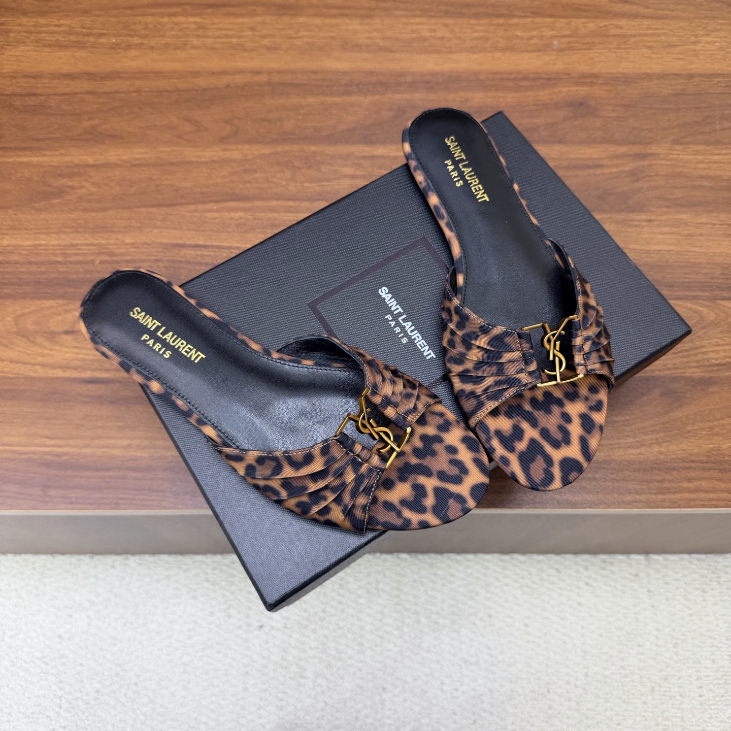 NO:930875,2026 spring and summer new YSL Saint Laurent/Yves Saint Laurent ysl slippers, super super invincible and popular slippers ———————————— The hardware buckles of each layout in our home must be molded and customized at 1:1!  The effect is very comfortable, the foot feels great, and it can match naturally whether you pair it with jeans, a small suit, or a skirt. Special leopard print fabric on the upper. Sheep leather lining. Genuine leather outsole. Size 35-43 (40, 41, 42, 43 customization is non-returnable and non-exchangeable), high heels, saint laurent, saint laurent, saint laurent, high heels, slippers, skirts, jeans, sheepskin, Leather soles198609092026春夏新款 YSL Saint Laurent / 圣罗兰ysl拖鞋 超级超级无敌火爆的一个款拖鞋 ———————————— 这款我们家每个版面的五金扣都要开模1:1定制！效果非常舒服,脚感很棒,而且无论你搭配牛仔裤,小西服,裙子,都能搭配自然 鞋面豹纹特殊布料 内里绵羊皮 鞋底真皮大底 尺码35-43（40、41、42、43定制不退不换),高跟鞋,saint laurent,saint laurent,saint laurent,high heels,slippers,skirts,jeans,sheepskin,Leather soles,Women's Shoes