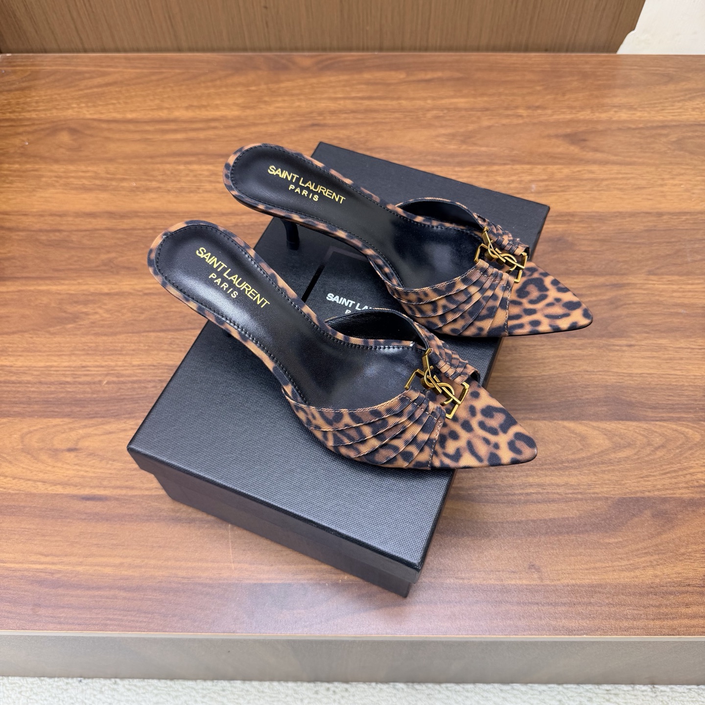 NO:930882,2026 spring and summer new YSL Saint Laurent/Yves Saint Laurent ysl slippers, super super invincible and popular slippers ———————————— The hardware buckles of each layout in our home must be molded and customized at 1:1!  The effect is very comfortable, the foot feels great, and it can match naturally whether you pair it with jeans, a small suit, or a skirt. The upper is made of special leopard print fabric. The lining is sheepskin. The sole is genuine leather. The heel height is 6.5cm. Sizes 35-43 (40, 41, 42, and 43 are customized and cannot be returned or exchanged), high heels, saint laurent, saint laurent, saint laurent, high  heels,slippers,skirts,jeans,sheepskin,Leather soles198609092026春夏新款 YSL Saint Laurent / 圣罗兰ysl拖鞋 超级超级无敌火爆的一个款拖鞋 ———————————— 这款我们家每个版面的五金扣都要开模1:1定制！效果非常舒服,脚感很棒,而且无论你搭配牛仔裤,小西服,裙子,都能搭配自然 鞋面豹纹特殊布料 内里绵羊皮 鞋底真皮大底 跟高6.5cm 尺码35-43（40、41、42、43定制不退不换),高跟鞋,saint laurent,saint laurent,saint laurent,high heels,slippers,skirts,jeans,sheepskin,Leather soles,Women's Shoes