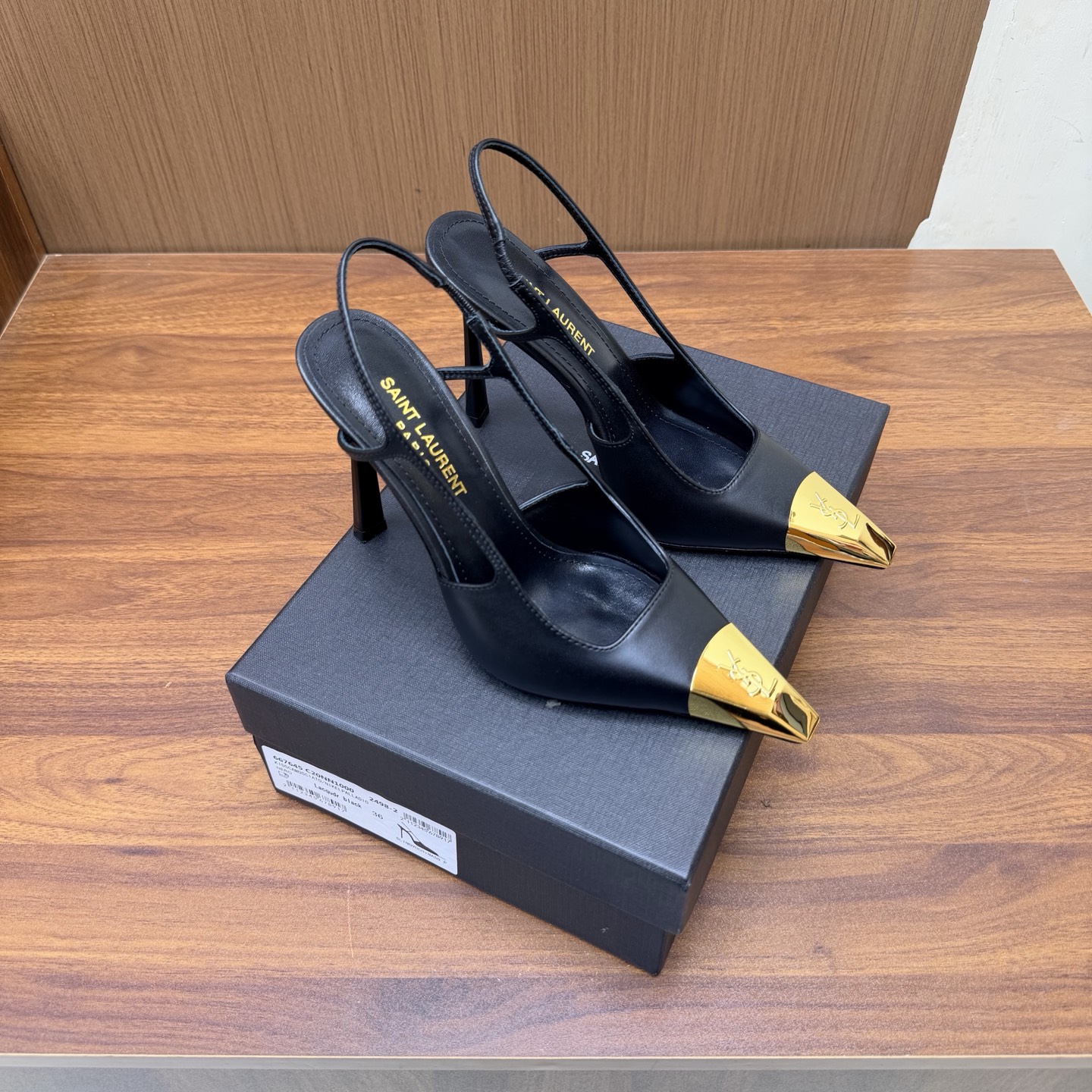 NO:930856,SAINT LAURENT 26ss spring and summer new iron-toe high-heeled sandals/shoes ——————————— YSL pointed-toe special-shaped heels, decorated with flowers, are the icing on the cake. The upper-foot effect shows a noble temperament, with structured heels decorated with YSL metal logo and shallow uppers. Many celebrity fashion bloggers have planted grass. Only YSL understands women’s hearts best and does not accept refutation. Super invincible feminine artifact. Heel height:  10.5cm Fabric: Patent leather/cow leather Lining/foot pads: Imported sheepskin Outsole: Genuine leather outsole imported from Italy Size: 35-42 (40 41 42 customized, non-refundable), high heels and sandals, saint laurent, saint laurent, saint laurent, sandals, high heels, cowhide, sheepskin, Leather soles19860909SAINT LAURENT 圣罗兰 26ss 春夏新款 铁头高跟凉鞋/单鞋 ——————————— YSL尖头异形跟高跟鞋,搭配花朵的点缀 锦上添花 上脚效果显气质高贵,配以饰有 YSL 金属标志的结构化鞋跟及浅口鞋面. 超多明星时尚博主种草 唯有YSL最懂女人心不接受反驳超级无敌女人味神器. 跟高: 10.5cm 面料: 漆皮/牛皮 内里/垫脚: 进口羊皮 大底: 意大利进口真皮大底 Size: 35-42（40 41 42定做不退换）,高跟鞋凉鞋,saint laurent,saint laurent,saint laurent,sandals,high heels,cowhide,sheepskin,Leather soles,Women's Shoes