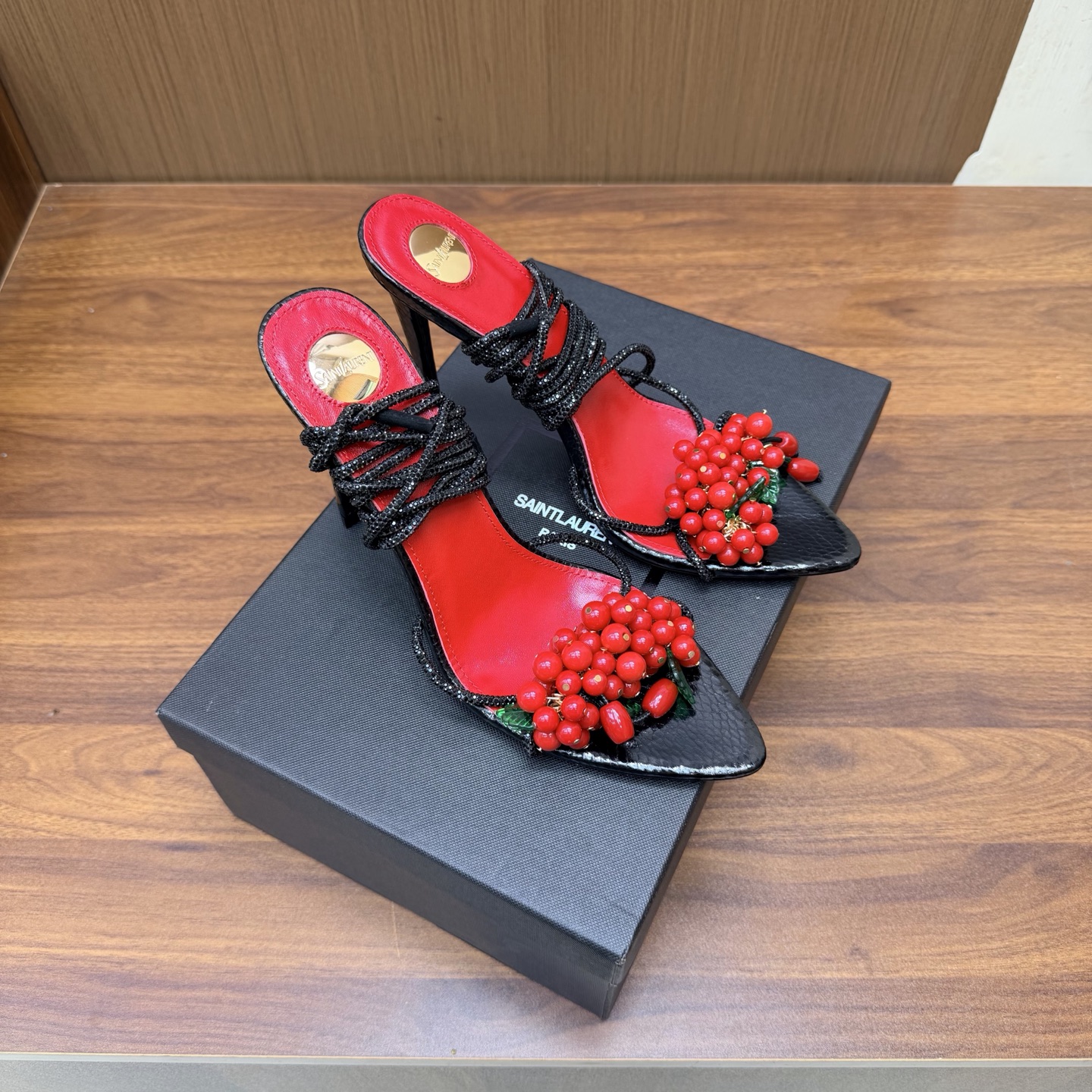 NO:930837,High version of the 2026 spring and summer new YSL Saint Laurent / YSL grape pendant high heels. Super super invincible and popular high-heeled grape pendant strap sandals —————————————— This hardware buckle of each layout in our house must be molded and customized at 1:1!  The effect is very comfortable, the foot feels great, and whether you pair it with jeans, a small suit, or a skirt, it can be matched naturally. Silk upper/cowhide leather, silk lining, genuine leather outsole, heel height 10cm, size 35-42 (40, 41, 42 customization is non-returnable and non-exchangeable), high heels and slippers, saint laurent, saint laurent, saint laurent, sandals, high  heels,slippers,skirts,jeans,cowhide,real silk,Leather soles19860909高版本2026春夏新款 YSL Saint Laurent / 圣罗兰ysl 葡萄吊坠 高跟 超级超级无敌火爆的高跟葡萄吊坠绑带凉鞋 —————————————— 这款我们家每个版面的五金扣都要开模1:1定制！效果非常舒服,脚感很棒,而且无论你搭配牛仔裤,小西服,裙子,都能搭配自然 鞋面真丝/牛皮 内里真丝 鞋底真皮大底 跟高10cm 尺码35-42（40、41、42定制不退不换),高跟鞋拖鞋,saint laurent,saint laurent,saint laurent,sandals,high heels,slippers,skirts,jeans,cowhide,real silk,Leather soles,Women's Shoes
