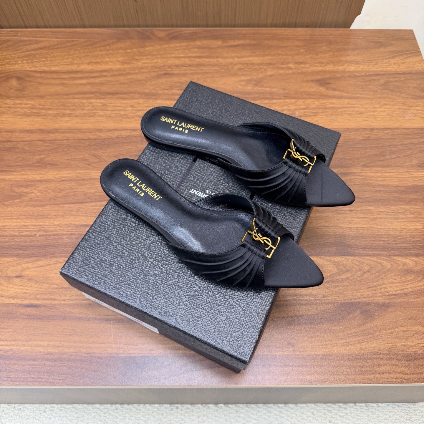 NO:930827,[Pointed Toe Layout] 2026 Spring and Summer New YSL Saint Laurent/YSL Slippers Super super invincible and popular slippers ———————————— The hardware buckle of each layout in our house must be molded and customized at 1:1!  The effect is very comfortable, the foot feels great, and whether you pair it with jeans, a small suit, or a skirt, it can be matched naturally. Upper cowhide/oiled leather/sheep leather/real silk/lining sheepskin. Genuine leather outsole. Size 35-43 (40, 41, 42, 43 customized, non-refundable), slippers, saint laurent, saint laurent, saint  laurent,slippers,skirts,jeans,cowhide,sheepskin,real silk,sheep,Leather soles19860909【尖头版面】 2026春夏新款 YSL Saint Laurent / 圣罗兰ysl拖鞋 超级超级无敌火爆的一个款拖鞋 ———————————— 这款我们家每个版面的五金扣都要开模1:1定制！效果非常舒服,脚感很棒,而且无论你搭配牛仔裤,小西服,裙子,都能搭配自然 鞋面牛皮/油腊皮/羊京/真丝/ 内里绵羊皮 鞋底真皮大底 尺码35-43（40、41、42、43定制不退不换),拖鞋,saint laurent,saint laurent,saint laurent,slippers,skirts,jeans,cowhide,sheepskin,real silk,sheep,Leather soles,Women's Shoes