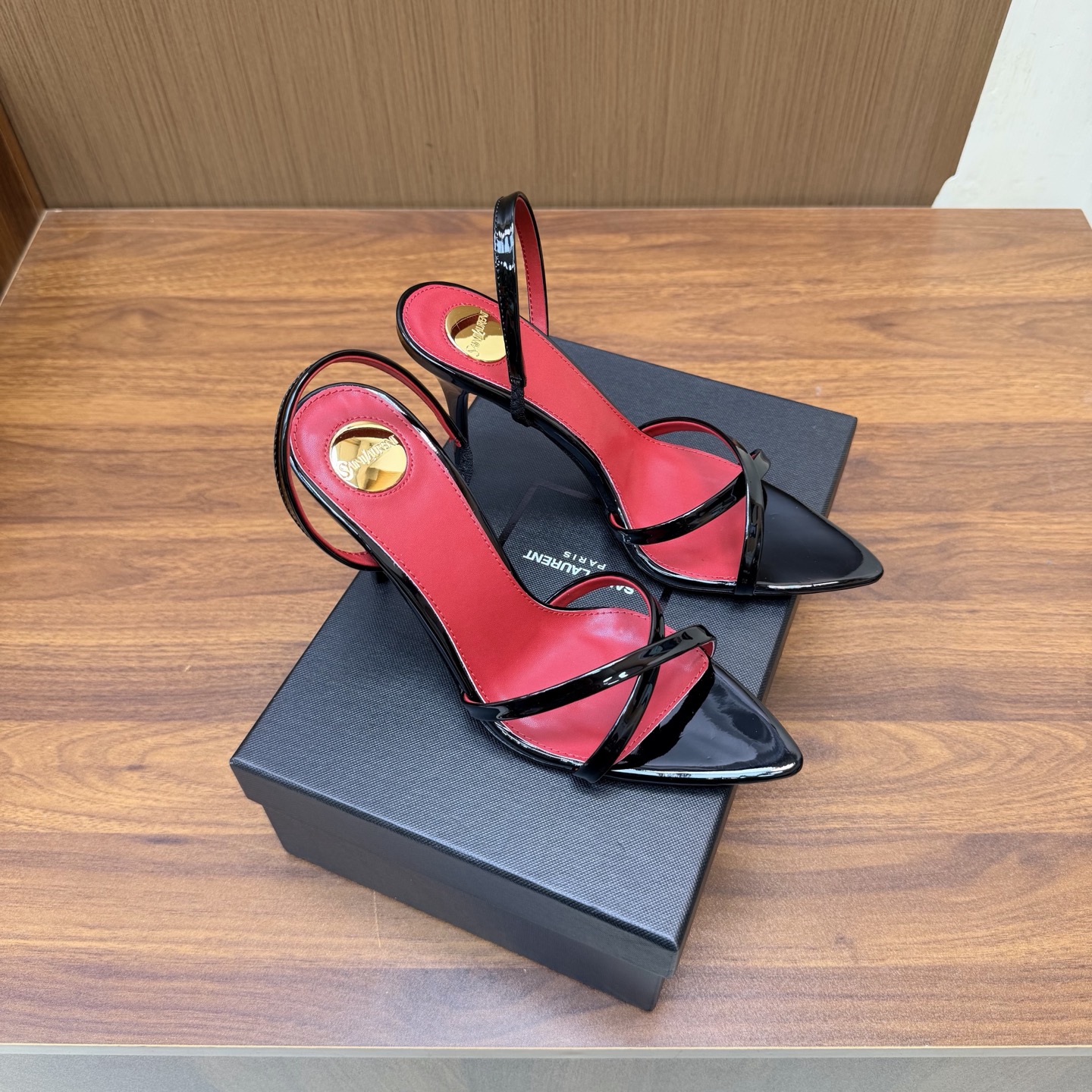 NO:929361,2026 spring and summer new YSL Saint Laurent / Yves Saint Laurent ysl slippers, super super invincible and popular slippers —————————————— This hardware buckle of each layout in our house must be molded and customized at 1:1!  The effect is very comfortable, the foot feels great, and whether you pair it with jeans, a small suit, or a skirt, it can be matched naturally. Silk upper, silk lining, leather sole, heel height 9cm, size 35-42 (40-42 customization is non-returnable and non-exchangeable), high heels and sandals, saint laurent, saint laurent, saint laurent, sandals, high heels, slippers, skirts, jeans, real silk, Leather soles198609092026春夏新款 YSL Saint Laurent / 圣罗兰ysl拖鞋 超级超级无敌火爆的一个款拖鞋 —————————————— 这款我们家每个版面的五金扣都要开模1:1定制！效果非常舒服,脚感很棒,而且无论你搭配牛仔裤,小西服,裙子,都能搭配自然 鞋面真丝 内里真丝 鞋底真皮大底 跟高9cm 尺码35-42（40-42定制不退不换),高跟鞋凉鞋,saint laurent,saint laurent,saint laurent,sandals,high heels,slippers,skirts,jeans,real silk,Leather soles,Women's Shoes