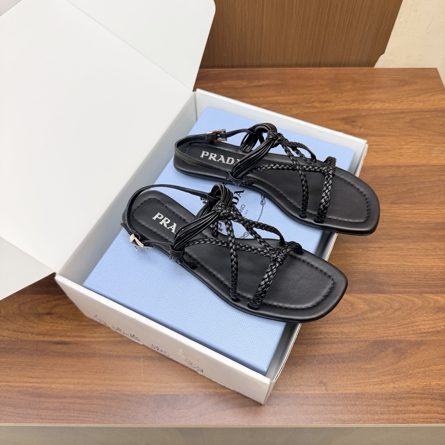 NO:930796,2026 Early Autumn New Prada Prada New Braided Roman Sandals Sandals ———————————— Comes with an airplane box. Full of sense of future technology. Minimalist beauty that has been missing for a long time in the fashion industry. Fashionable and exquisite. High-end for daily wear. It adopts a pointed toe design, which is very fashionable and aggressive, showing personality; the shoe body has unique dividing lines, adding design details, which is different from ordinary pointed shoes, and has the iconic avant-garde style of the Prada brand.  Made of high-quality leather material, the texture is high-end and has a distressed effect, showing a retro and modern texture. The craftsmanship is fine, reflecting the high-end quality of the brand. The stiletto design enhances the wearer's aura while maintaining good stability, suitable for daily commuting or special occasions. Cowhide upper, sheepskin lining, Italian genuine leather outsole, high flat sole  Size 35-39 (40.41 customized, non-refundable), sandals, prada, prada, sandals, cowhide, sheepskin, Leather soles198609092026早秋新款 Prada 普拉达 新款编织罗马凉鞋 凉鞋 ————————————配飞机盒 未来科技感满满 时尚界久违的极简之美 时髦又精致 日常穿出高级感 采用尖头设计,极具时尚感与攻击性,彰显个性；鞋身有独特的分割线条,增添设计细节,区别于普通尖头鞋,带有Prada品牌标志性的前卫风格. 选用优质皮革材质,质感高级,且有做旧效果的纹理,呈现出复古又摩登的质感,工艺精细,体现品牌高端品质.细高跟设计,提升穿着者气场,同时保持了较好的稳定性,适合日常通勤或特殊场合穿着. 鞋面牛皮 内里垫脚羊皮 鞋底意大利真皮大底 跟高平底 码数35-39（40.41定做不退换）,凉鞋,prada,prada,sandals,cowhide,sheepskin,Leather soles,Women's Shoes