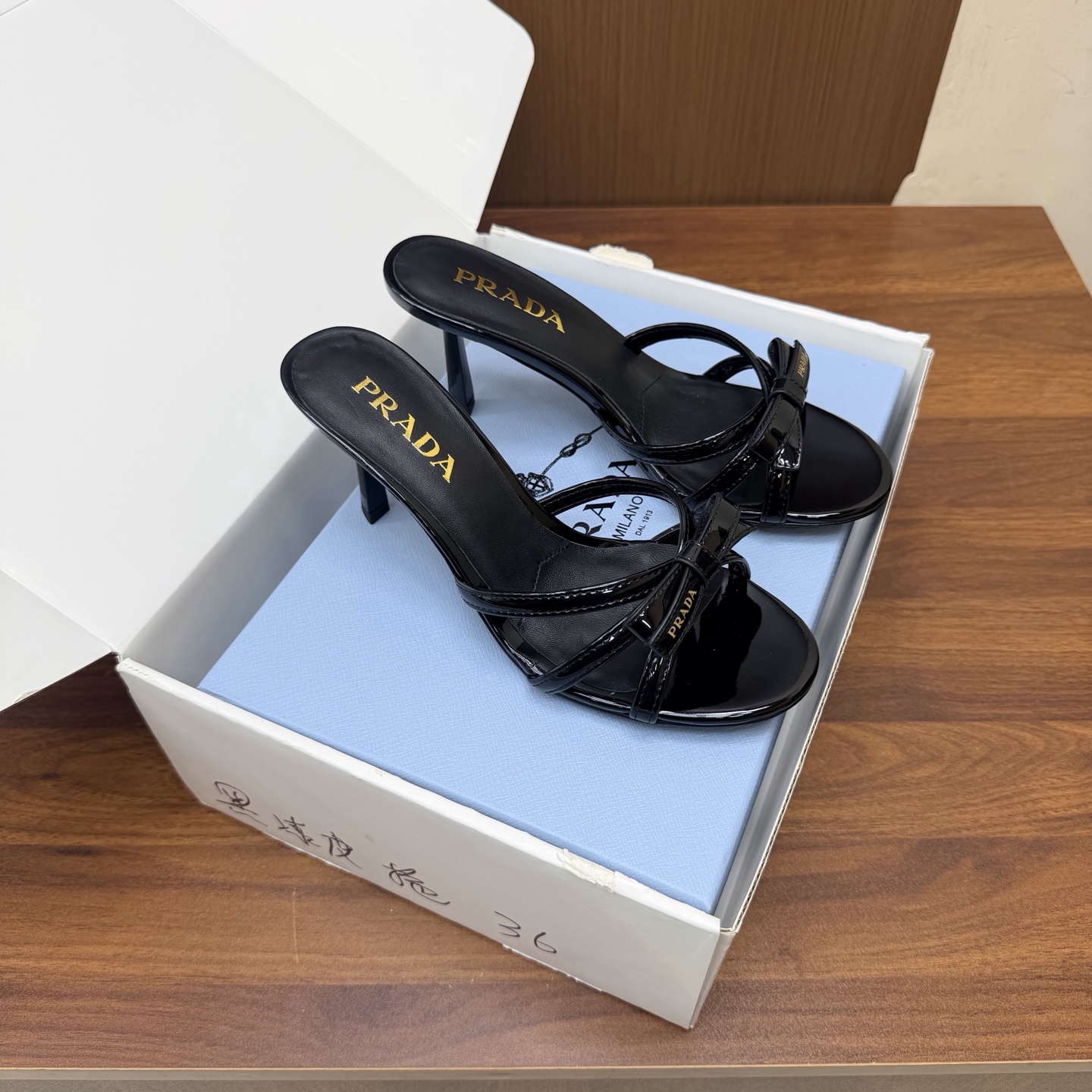 NO:930785,2026 New Early Autumn Prada Prada catwalk pointed-toe hollow high-heeled shoes Retro old-money style single shoes/sandals ————————————With airplane case Full of sense of future technology Minimalist beauty that has been missing for a long time in the fashion industry Stylish and sophisticated Daily wear with a sense of high-end The use of pointed-toe design, very fashionable and aggressive, highlighting personality; The shoe body has unique dividing lines, adding design details, which is different from ordinary pointed-toe shoes, and has the iconic avant-garde style of the Prada brand.  Made of high-quality leather material, the texture is high-end and has a distressed effect, showing a retro and modern texture. The craftsmanship is fine and reflects the high-end quality of the brand. The stiletto heel design enhances the wearer's aura while maintaining good stability and is suitable for daily commuting or special occasions. Patent leather upper, sheepskin lining, Italian genuine leather outsole, heel height 7.5cm  Size 35-39 (40.41 customized, non-refundable), high heels and slippers, prada, prada, sandals, high heels, slippers, sheepskin, Leather soles198609092026早秋新款 Prada 普拉达走秀款尖头镂空高跟鞋 复古老钱风单鞋/凉鞋 ————————————配飞机盒 未来科技感满满 时尚界久违的极简之美 时髦又精致 日常穿出高级感 采用尖头设计,极具时尚感与攻击性,彰显个性；鞋身有独特的分割线条,增添设计细节,区别于普通尖头鞋,带有Prada品牌标志性的前卫风格. 选用优质皮革材质,质感高级,且有做旧效果的纹理,呈现出复古又摩登的质感,工艺精细,体现品牌高端品质.细高跟设计,提升穿着者气场,同时保持了较好的稳定性,适合日常通勤或特殊场合穿着. 鞋面漆皮 内里垫脚羊皮 鞋底意大利真皮大底 跟高7.5cm 码数35-39（40.41定做不退换）,高跟鞋拖鞋,prada,prada,sandals,high heels,slippers,sheepskin,Leather soles,Women's Shoes