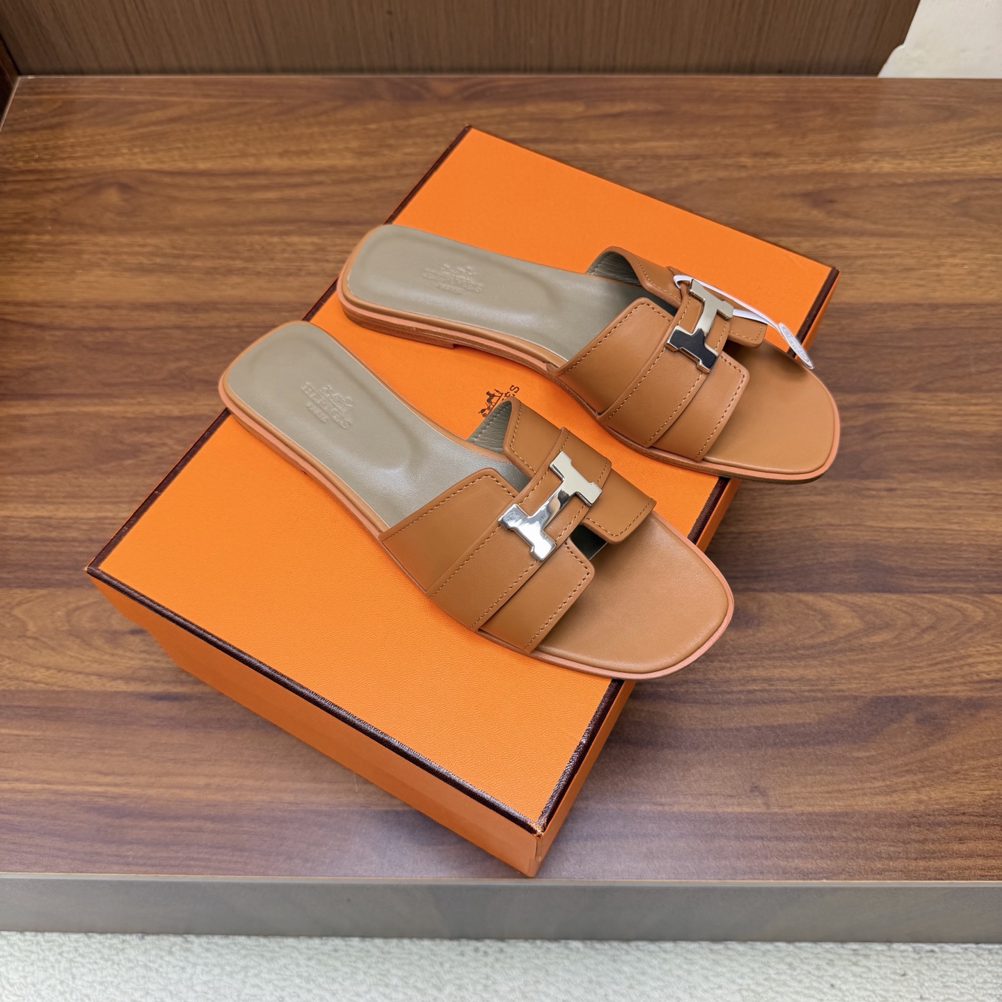 NO:929937,Hermes Miss Sandals Series H classic Kelly buckle flip-flops thin strap thong flat sandals —————————— Top quality calfskin sandals, with mini version of the classic Kelly shoe buckle. The interwoven design presents a simple summer look. The upper is customized calfskin/palm-print cowhide, the lining is sheepskin, and the sole is a double-layer Italian A-grade genuine leather outsole.  Size 35-39 (40.41.42 customized, non-returnable), slippers, hermes, hermes, sandals, slippers, cowhide, sheepskin, Leather soles19860909Hermes 爱马仕 Miss凉鞋系列 H家经典Kelly扣人字拖鞋细带夹趾平底凉拖鞋 ———————————顶级品质 小牛皮凉鞋,搭配迷你版本的经典Kelly鞋扣.交织设计呈现简约夏日造型. 鞋面定制小牛皮/掌纹牛皮 内里垫脚羊皮 鞋底双层意大利A级真皮大底 码数35-39（40.41.42定做不退换）,拖鞋,hermes,hermes,sandals,slippers,cowhide,sheepskin,Leather soles,Women's Shoes
