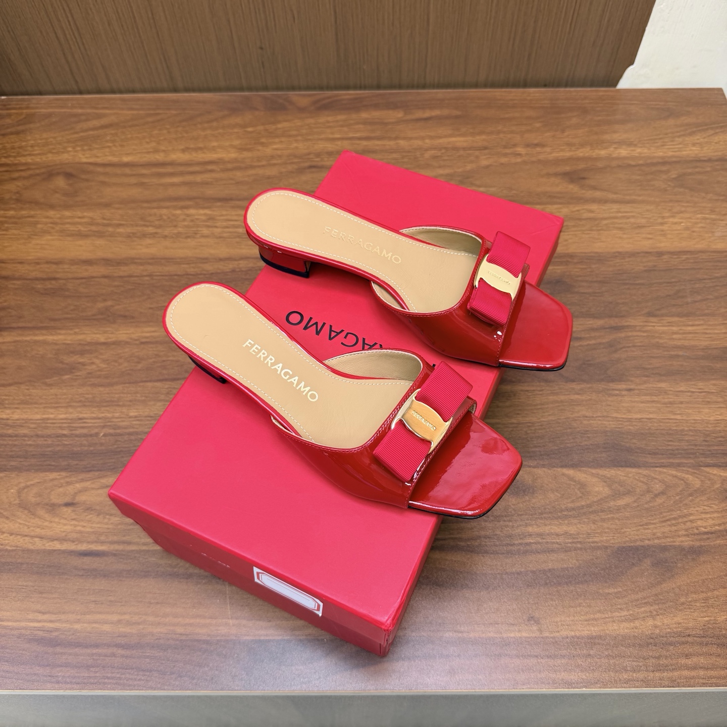 NO:930765,FERRAGA*O FERRAGA*O new Vara bow square heel sandals!  Fila's summer fairy slippers | Stable as you walk, the classic Vara buckle is low-key and noble, and the 3cm small heel makes it easy to go shopping, commuting and vacationing. It can provide you with elegance throughout the summer~ The material is imported cow patent leather, the lining is imported sheepskin lining, and the heel height is 3cm. The outsole is original leather outsole.  Size 35.36.37.38.39.40.41 (40.41 is custom-made and non-refundable), slippers, ferragamo, slippers, sheepskin, Leather soles19860909FERRAGA*O 菲拉*慕新款Vara蝴蝶结方跟凉拖鞋！ 菲拉家夏日神仙拖鞋 | 走路稳到飞起 经典Vara扣饰低调又显贵,3cm小跟逛街暴走都不累通勤度假一键拿捏承包你整个夏天的优雅～ 面料进口牛漆皮 内里进口羊皮内里垫脚. 跟高3cm 大底原版真皮大底. 码数35.36.37.38.39.40.41（40.41定做不退换）,拖鞋,ferragamo,slippers,sheepskin,Leather soles,Women's Shoes