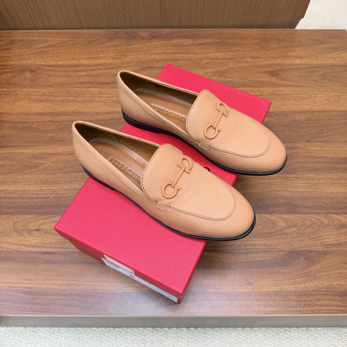 NO:930756,FERRAGA*O new leather Loaf leather shoes —————————— Contrasting black patent leather belt + super textured golden horseshoe buckle, full of details~ The square toe design modifies the foot shape, and the thick heel is stable and not tiring for the feet, and there is no pressure when commuting and shopping.~ The fabric is imported original pebbled cowhide, the lining is imported sheepskin lining, and the heel is high and flat. The outsole is the original outsole.  Size 35.36.37.38.39.40.41 (40, 41. Customized, non-refundable), loafers, ferragamo, loafers, cowhide, sheepskin19860909FERRAGA*O 菲拉*慕新款皮乐福皮鞋 ————————————— 撞色的黑色漆皮带+超有质感的金色马蹄扣,细节感直接拉满～ 方头的设计修饰脚型,粗跟稳稳的不累脚,通勤逛街都毫无压力.～ 面料进口原版荔枝纹牛皮 内里进口羊皮内里垫脚. 跟高平底 大底原版大底 码数35.36.37.38.39.40.41（40、41.定做不退换）,乐福鞋,ferragamo,loafers,cowhide,sheepskin,Women's Shoes
