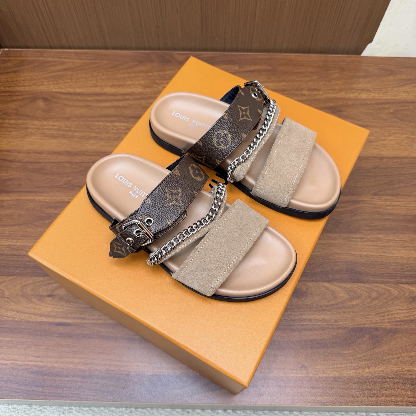 NO:929816,Top version (with airplane case) Louis vuitt..ss26 new arrival～Slippers LV Isola sandals, with classic LV logo, simple and recognizable. Adjustable metal buckle, easy to put on and take off, suitable for different foot types. Rubber soles are non-slip, easy to control in daily life or vacation. The overall design is comfortable and fashionable, it is a versatile item in summer, you can easily hold it whether it is casual or holiday style!  size:35-39 (40.41 customized), slippers, louis vuitton, louis vuitton, sandals, slippers19860909顶级版本（配飞机盒） Louis vuitt..ss26 new arrival～拖鞋 LV Isola凉鞋,搭配经典LV标志,简约又有辨识度.可调节金属扣带,穿脱方便,适合不同脚型.橡胶鞋底防滑,日常或度假都能轻松驾驭.整体设计舒适又时髦,是夏季百搭单品,无论休闲还是度假风都能轻松hold住！ size:35-39（40.41定做）,拖鞋,louis vuitton,louis vuitton,sandals,slippers,Women's Shoes