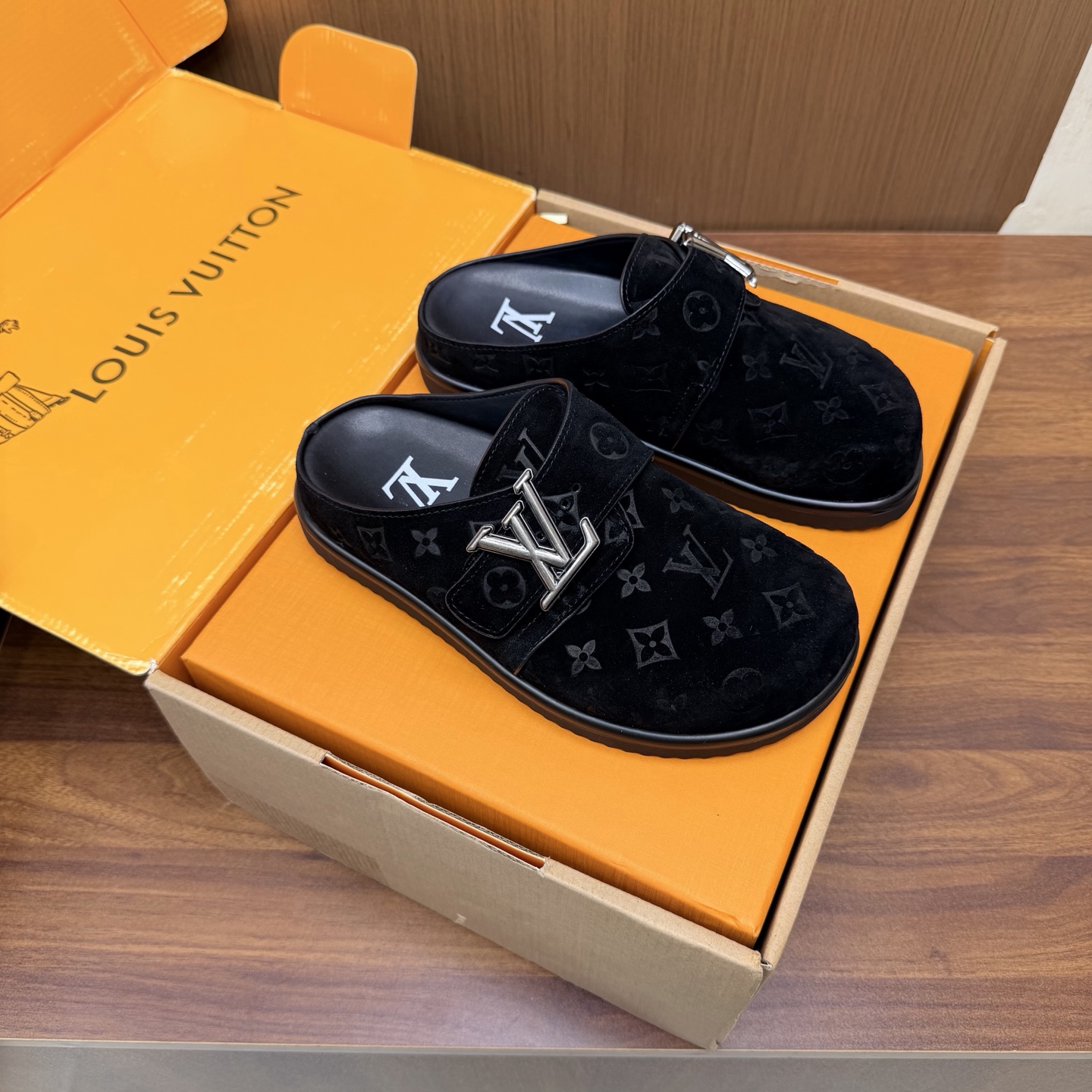 NO:930742,Top version LV Louis Vuitton L Family Donkey Brand 26/ Latest Easy Series Birkenstock Baotou Thick Sole Slippers Sandals —————————————— Original purchase, development and production This LV Easy sandal is made of suede cow leather, with Monogram pattern to highlight the trendy style. LV letters light up the adjustable strap, tough insole and micro outsole to achieve a light and comfortable experience. Exquisite packaging at the delivery counter. Fabric: Original custom imported first-layer cowhide.  Lining: Original customized soft sheepskin lining Outsole: Original molded rubber material size: #35-45 (customized for women 40.41 men 45), half drag, louis vuitton, louis vuitton, louis vuitton, louis vuitton, sandals, slippers, cowhide, sheepskin19860909顶级版本 LV路易威登L家 驴牌 26/ 最新Easy系列 勃肯 包头 厚底 拖鞋 凉鞋 —————————————— 原版购入开发 做货 本款 LV Easy 凉拖取材绒面牛皮革,以 Monogram 图案彰显潮流风范.LV 字母点亮可调节饰带,韧性鞋垫和微型外底实现轻盈舒适体验 配送专柜精美包装 面料: 原版定制进口头层牛皮 内里: 原版定制柔软羊皮里 大底: 原版开模橡胶材质 size: #35-45（女40.41男45定做）,半拖,louis vuitton,louis vuitton,louis vuitton,louis vuitton,sandals,slippers,cowhide,sheepskin,Women's Shoes