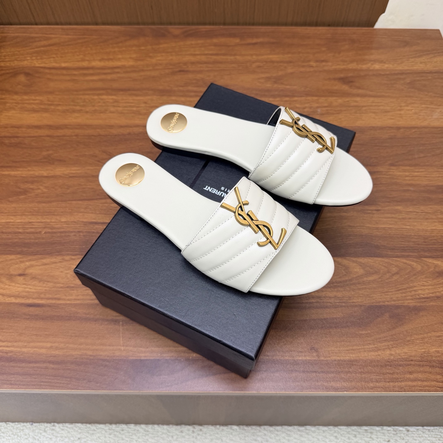 NO:930566,YSL Saint Laurent fw26 new arrival～ YSL 26s spring and summer new pointed-toe chain hardware buckle mules, minimalist style stiletto high-heeled sandals. Ysl pointed-toe stilettos are elegance engraved in DNA. The golden chain flows on the upper, like the delicacy in a retro picture, on the feet. Every step is effortless nobility and style. Who can resist a pair of chain mules with their own aura?  The pointed toe lengthens the leg line, and the metal chain lights up the whole body. From commuting suits to date skirts, you can switch to the 'heroine' mode with one click. The complexity is eliminated, leaving only clean lines and metallic luster. The pointed toe outlines the edge, and the chain embellishes your attitude. This pair of shoes is your style statement that needs no words. The shiny patent leather + gold chain are retro and sexy, and the upper feet directly transform into 'the flower of wealth in the world', and you walk with wind!  Upper cowhide/patent leather, inner padding sheepskin, sole Italian genuine leather outsole, high flat heel, size 35-39 (40.41.42.43 custom-made, non-refundable), slippers, saint laurent, saint laurent, saint laurent, slippers, skirts, business suit, cowhide, sheepskin, Leather soles19860909YSL Saint Laurent 圣罗兰fw26 new arrival～ YSL 26s 春夏新款尖头链条五金扣穆勒鞋极简风细跟高跟凉拖鞋 Ysl 尖头细高跟,是刻在DNA里的优雅.金色链条在鞋面流转,像把复古画报里的精致,在了脚上.每一步,都是不费力的贵气与风情.谁能拒绝一双自带气场的链条穆勒鞋？尖头拉长腿线,金属链点亮全身,从通勤西装到约会小裙,都能一键切换成“女主角”模式. 褪去繁杂,只留利落线条与金属光泽.尖头勾勒锋芒,链条点缀态度,这双鞋,是你无需多言的风格宣言.漆皮亮面+金色链条,复古又性感,上脚直接变身“人间富贵花”,走路都带风！ 鞋面牛皮/漆皮 内里垫脚羊皮 鞋底意大利真皮大底 跟高平底 码数35-39（40.41.42.43定做不退换）,拖鞋,saint laurent,saint laurent,saint laurent,slippers,skirts,business suit,cowhide,sheepskin,Leather soles,Women's Shoes