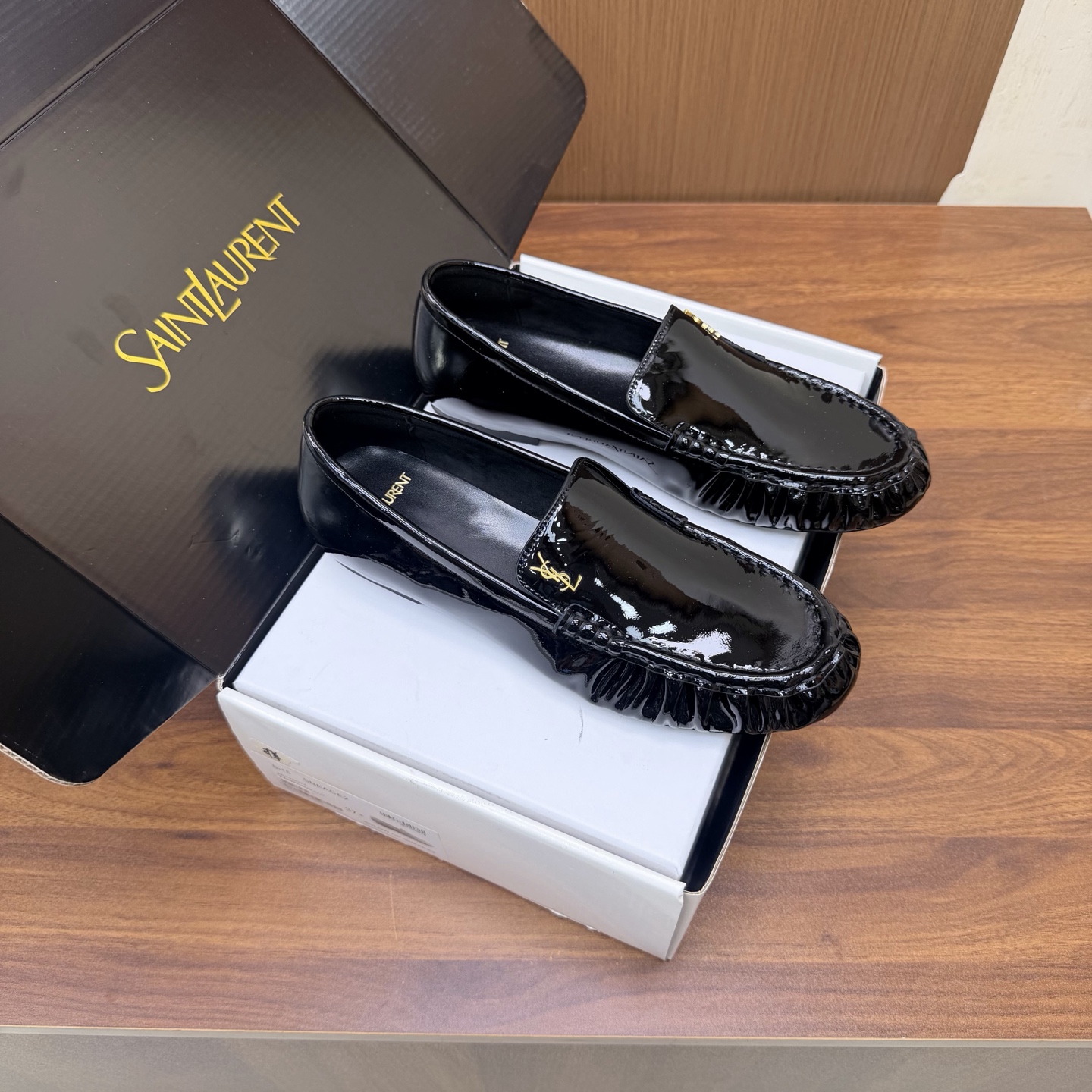 NO:930598,The top version of Saint Lauren* 2026 YSL small logo pleated couple loafers ———————————— The iconic small logo is the soul of this pair of shoes. It is presented on the shoe body in a low-key and delicate manner. Different from the big and flamboyant logo, it is quiet but eye-catching. It outlines YSL’s unique fashion DNA with simple lines and inadvertently reveals the profound heritage of the brand. The classic almond-shaped design of the toe cleverly modifies the foot shape.  Visually elongate the foot line, highlighting elegance and delicacy. Every date and trip that the couple goes on together becomes a low-key and profound style souvenir due to the tacit blessing of this pair of shoes. The fabric is made of cowhide/patent leather, the inner foot pads are all sheepskin, and the Italian imported leather outsole size 35–42 (34 40, 41, 42 43 customized), loafers, saint laurent, saint laurent, saint  laurent,loafers,cowhide,sheepskin,Leather soles19860909顶级版本Saint Lauren*圣罗兰2026 YSL小logo 褶皱情侣款乐福鞋 ————————————— 标志性的小logo是这双鞋的灵魂所在 以低调而精致的姿态呈现于鞋身之上. 不同于张扬的大标识 它安静却醒目 用简洁线条勾勒出YSL独有的时尚DNA 在不经意间透露出品牌的深厚底蕴 鞋头的经典杏仁形设计 巧妙修饰脚型 在视觉上拉长足部线条 彰显优雅与秀气 . 情侣共赴的每一场约会 每一次出行 都因这双鞋的默契加持 成为低调又深刻的风格纪念. 面料采用牛皮/漆皮 内里垫脚均为羊皮 意大利进口真皮大底 size35–42（34 40、41、42 43定制）,乐福鞋,saint laurent,saint laurent,saint laurent,loafers,cowhide,sheepskin,Leather soles,Women's Shoes