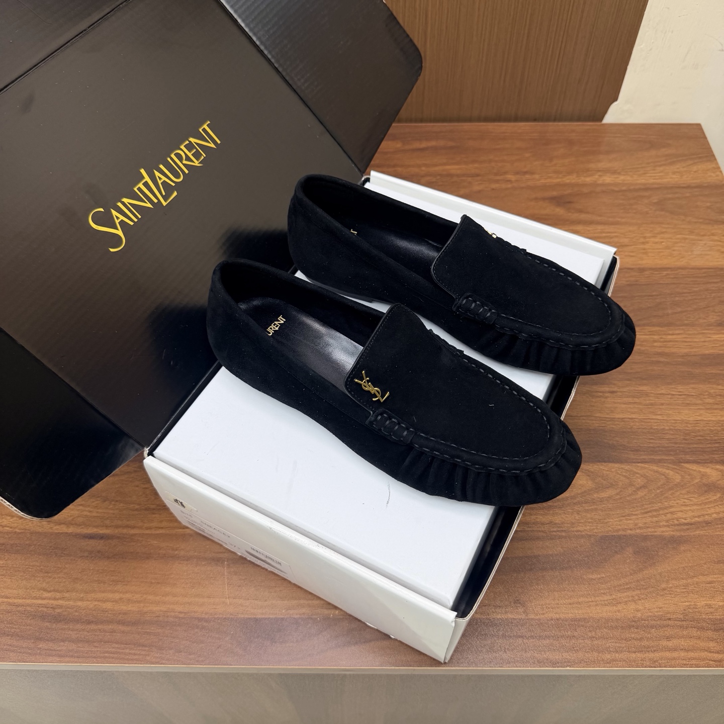 NO:930608,The top version of Saint Lauren* 2026 YSL small logo pleated couple loafers ———————————— The iconic small logo is the soul of this pair of shoes. It is presented on the shoe body in a low-key and delicate manner. Different from the big and flamboyant logo, it is quiet but eye-catching. It outlines YSL’s unique fashion DNA with simple lines and inadvertently reveals the profound heritage of the brand. The classic almond-shaped design of the toe cleverly modifies the foot shape.  Visually elongate the foot line, highlighting elegance and delicacy. Every date and trip that the couple goes on together becomes a low-key and profound style souvenir due to the tacit blessing of this pair of shoes. The fabric is made of Yang Jing, the inner foot pads are all sheepskin, and the Italian imported genuine leather outsole size 35–42 (34 40, 41, 42 43 customized), loafers, saint laurent, saint laurent, saint  laurent,loafers,sheepskin,sheep,leather soles19860909顶级版本Saint Lauren*圣罗兰2026 YSL小logo 褶皱情侣款乐福鞋 ————————————— 标志性的小logo是这双鞋的灵魂所在 以低调而精致的姿态呈现于鞋身之上. 不同于张扬的大标识 它安静却醒目 用简洁线条勾勒出YSL独有的时尚DNA 在不经意间透露出品牌的深厚底蕴 鞋头的经典杏仁形设计 巧妙修饰脚型 在视觉上拉长足部线条 彰显优雅与秀气 . 情侣共赴的每一场约会 每一次出行 都因这双鞋的默契加持 成为低调又深刻的风格纪念. 面料采用羊京 内里垫脚均为羊皮 意大利进口真皮大底 size35–42（34 40、41、42 43定制）,乐福鞋,saint laurent,saint laurent,saint laurent,loafers,sheepskin,sheep,Leather soles,Women's Shoes