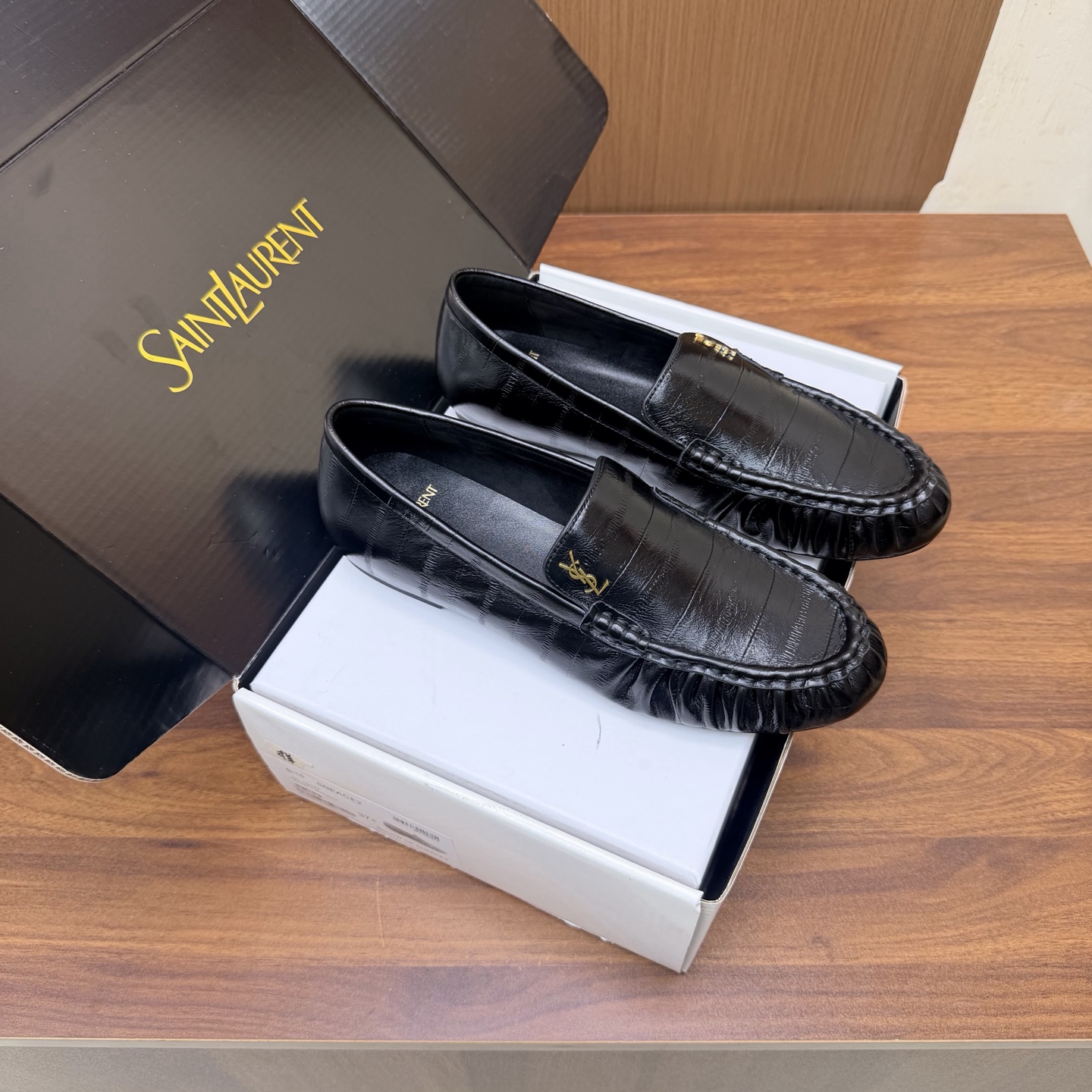 NO:930618,The top version of Saint Lauren* 2026 YSL small logo pleated couple loafers ———————————— The iconic small logo is the soul of this pair of shoes. It is presented on the shoe body in a low-key and delicate manner. Different from the big and flamboyant logo, it is quiet but eye-catching. It outlines YSL’s unique fashion DNA with simple lines and inadvertently reveals the profound heritage of the brand. The classic almond-shaped design of the toe cleverly modifies the foot shape.  Visually elongate the foot line, highlighting elegance and delicacy. Every date and trip that the couple goes on together becomes a low-key and profound style souvenir due to the tacit blessing of this pair of shoes. The fabric is made of eel grain cowhide, the inner foot pads are all sheepskin, and the genuine leather outsole imported from Italy size 35–42 (34 40, 41, 42 43 customized), loafers, saint laurent, saint laurent, saint  laurent,loafers,cowhide,sheepskin,Leather soles19860909顶级版本Saint Lauren*圣罗兰2026 YSL小logo 褶皱情侣款乐福鞋 ————————————— 标志性的小logo是这双鞋的灵魂所在 以低调而精致的姿态呈现于鞋身之上. 不同于张扬的大标识 它安静却醒目 用简洁线条勾勒出YSL独有的时尚DNA 在不经意间透露出品牌的深厚底蕴 鞋头的经典杏仁形设计 巧妙修饰脚型 在视觉上拉长足部线条 彰显优雅与秀气 . 情侣共赴的每一场约会 每一次出行 都因这双鞋的默契加持 成为低调又深刻的风格纪念. 面料采用鳗鱼纹牛皮 内里垫脚均为羊皮 意大利进口真皮大底 size35–42（34 40、41、42 43定制）,乐福鞋,saint laurent,saint laurent,saint laurent,loafers,cowhide,sheepskin,Leather soles,Women's Shoes