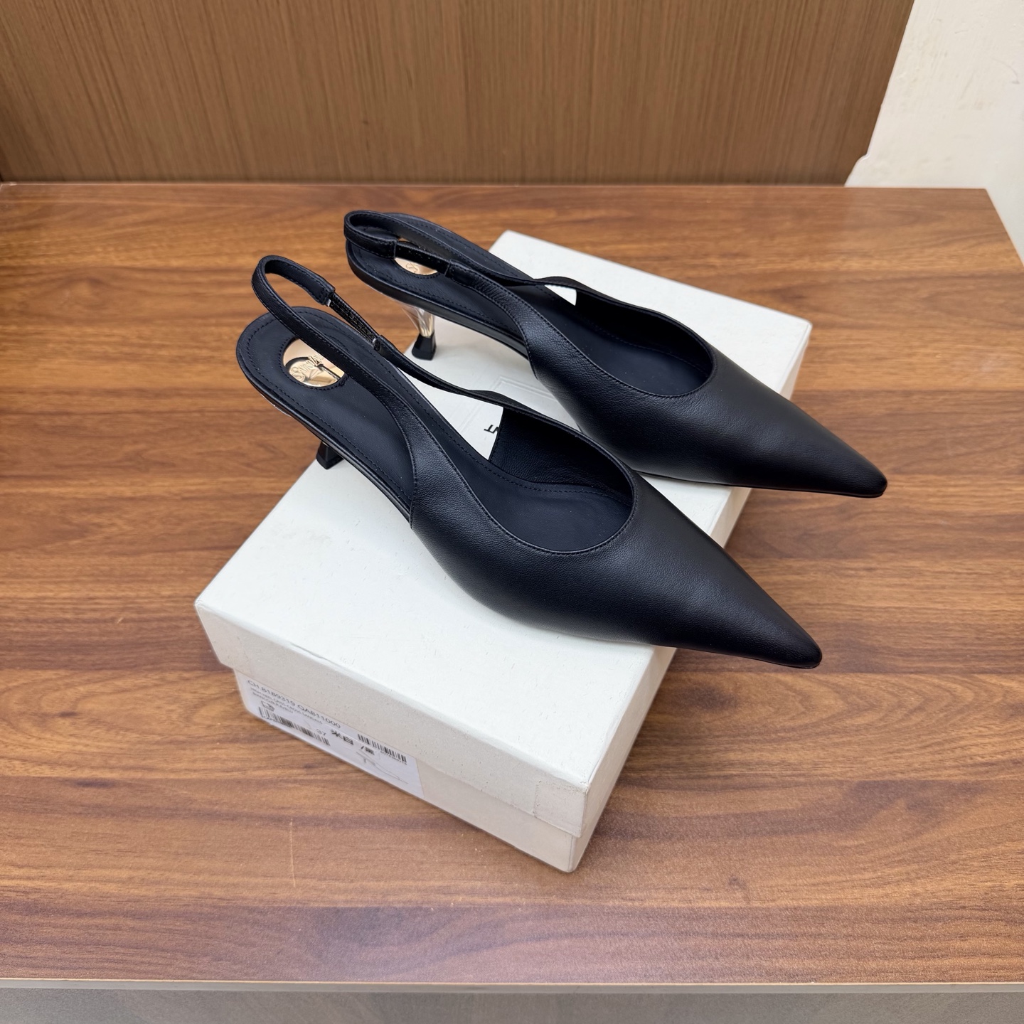 NO:930555,YSL Saint Laurent fw26 new arrival～ YSL 26s spring and summer new pointed-toe chain hardware buckle mules, minimalist style stiletto high-heeled sandals. Ysl pointed-toe stilettos are elegance engraved in DNA. The golden chain flows on the upper, like the delicacy in a retro picture, on the feet. Every step is effortless nobility and style. Who can resist a pair of chain mules with their own aura?  The pointed toe lengthens the leg line, and the metal chain lights up the whole body. From commuting suits to date skirts, you can switch to the 'heroine' mode with one click. The complexity is eliminated, leaving only clean lines and metallic luster. The pointed toe outlines the edge, and the chain embellishes your attitude. This pair of shoes is your style statement that needs no words. The shiny patent leather + gold chain are retro and sexy, and the upper feet directly transform into 'the flower of wealth in the world', and you walk with wind!  Upper lambskin/PVC film, inner padding sheepskin, sole Italian genuine leather outsole, heel height 6.5cm, size 35-39 (40.41. Customized, non-refundable), high heels and sandals, saint laurent, saint laurent, saint laurent, sandals, high heels, slippers, skirts, business suit, sheepskin, Leather soles19860909YSL  Saint Laurent 圣罗兰fw26 new arrival～ YSL 26s 春夏新款尖头链条五金扣穆勒鞋极简风细跟高跟凉拖鞋 Ysl 尖头细高跟,是刻在DNA里的优雅.金色链条在鞋面流转,像把复古画报里的精致,在了脚上.每一步,都是不费力的贵气与风情.谁能拒绝一双自带气场的链条穆勒鞋？尖头拉长腿线,金属链点亮全身,从通勤西装到约会小裙,都能一键切换成“女主角”模式. 褪去繁杂,只留利落线条与金属光泽.尖头勾勒锋芒,链条点缀态度,这双鞋,是你无需多言的风格宣言.漆皮亮面+金色链条,复古又性感,上脚直接变身“人间富贵花”,走路都带风！ 鞋面小羊皮/pvc胶片 内里垫脚羊皮 鞋底意大利真皮大底 跟高6.5cm 码数35-39（40.41.定做不退换）,高跟鞋凉鞋,saint laurent,saint laurent,saint laurent,sandals,high heels,slippers,skirts,business suit,sheepskin,Leather soles,Women's Shoes
