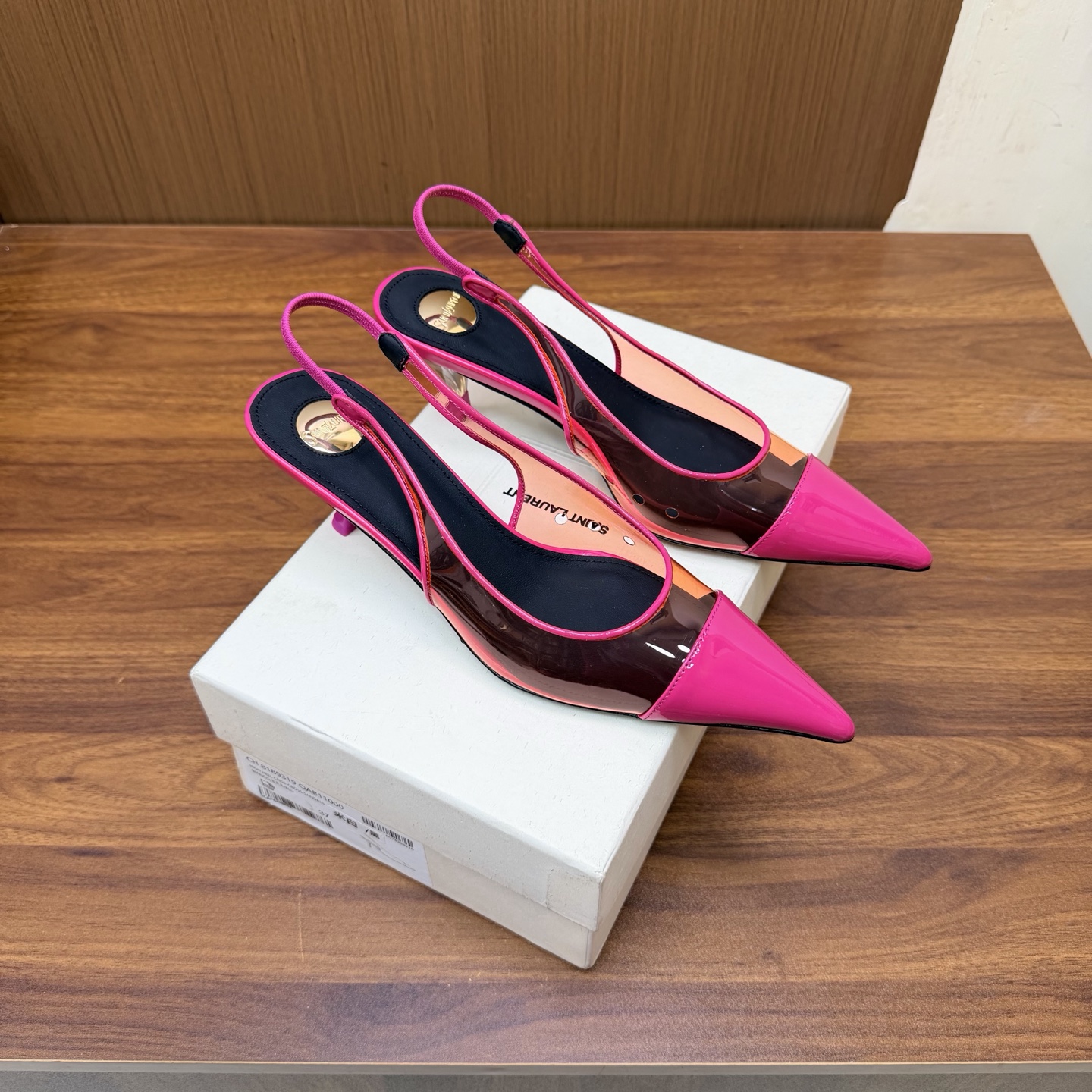 NO:930537,YSL Saint Laurent fw26 new arrival～ YSL 26s spring and summer new pointed-toe chain hardware buckle mules, minimalist style stiletto high-heeled sandals. Ysl pointed-toe stilettos are elegance engraved in DNA. The golden chain flows on the upper, like the delicacy in a retro picture, on the feet. Every step is effortless nobility and style. Who can resist a pair of chain mules with their own aura?  The pointed toe lengthens the leg line, and the metal chain lights up the whole body. From commuting suits to date skirts, you can switch to the 'heroine' mode with one click. The complexity is eliminated, leaving only clean lines and metallic luster. The pointed toe outlines the edge, and the chain embellishes your attitude. This pair of shoes is your style statement that needs no words. The shiny patent leather + gold chain are retro and sexy, and the upper feet directly transform into 'the flower of wealth in the world', and you walk with wind!  Upper lambskin/PVC film, inner padding sheepskin, sole Italian genuine leather outsole, heel height 6.5cm, size 35-39 (40.41. Customized, non-refundable), high heels and sandals, saint laurent, saint laurent, saint laurent, sandals, high heels, slippers, skirts, business suit, sheepskin, Leather soles19860909YSL  Saint Laurent 圣罗兰fw26 new arrival～ YSL 26s 春夏新款尖头链条五金扣穆勒鞋极简风细跟高跟凉拖鞋 Ysl 尖头细高跟,是刻在DNA里的优雅.金色链条在鞋面流转,像把复古画报里的精致,在了脚上.每一步,都是不费力的贵气与风情.谁能拒绝一双自带气场的链条穆勒鞋？尖头拉长腿线,金属链点亮全身,从通勤西装到约会小裙,都能一键切换成“女主角”模式. 褪去繁杂,只留利落线条与金属光泽.尖头勾勒锋芒,链条点缀态度,这双鞋,是你无需多言的风格宣言.漆皮亮面+金色链条,复古又性感,上脚直接变身“人间富贵花”,走路都带风！ 鞋面小羊皮/pvc胶片 内里垫脚羊皮 鞋底意大利真皮大底 跟高6.5cm 码数35-39（40.41.定做不退换）,高跟鞋凉鞋,saint laurent,saint laurent,saint laurent,sandals,high heels,slippers,skirts,business suit,sheepskin,Leather soles,Women's Shoes
