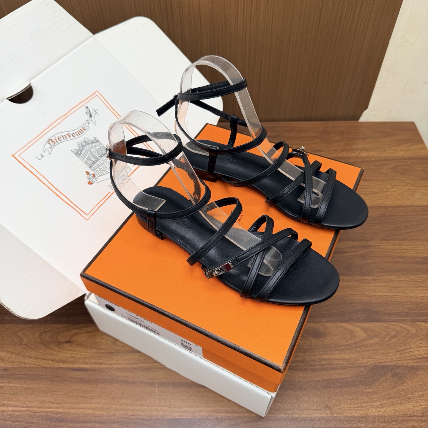 NO:929929,The 2026 new counters are updated simultaneously. Hermès/Hermès classic kelly buckle Roman flat sandals ———————————— Extremely retro design, strong exotic style, full of fashion, and stylish when worn casually. The simple style is great when paired with a high-end feel. It’s hard not to love the versatile colors and smooth lines!  The fabric is made of customized imported cowhide, the lining and feet are all lambskin, the outsole is imported cowhide from Italy, Size35-39 (customized at 40/41/42), sandals, hermes, hermes, sandals, cowhide, sheepskin198609092026新款专柜同步更新 Hermès/爱马仕经典kelly 扣罗马平底凉鞋 ———————————— 极约复古的设计 浓厚的异域风情 时髦感十足、随便上脚都很有腔调 简简单单的款式随便搭配一下高级感就很棒 百搭的颜色流畅的线条很难不爱！ 面料采用定制进口牛皮 内里内里垫脚均为小羊皮 大底意大利进口牛皮大底 Size35-39(40/41/42定制）,凉鞋,hermes,hermes,sandals,cowhide,sheepskin,Women's Shoes