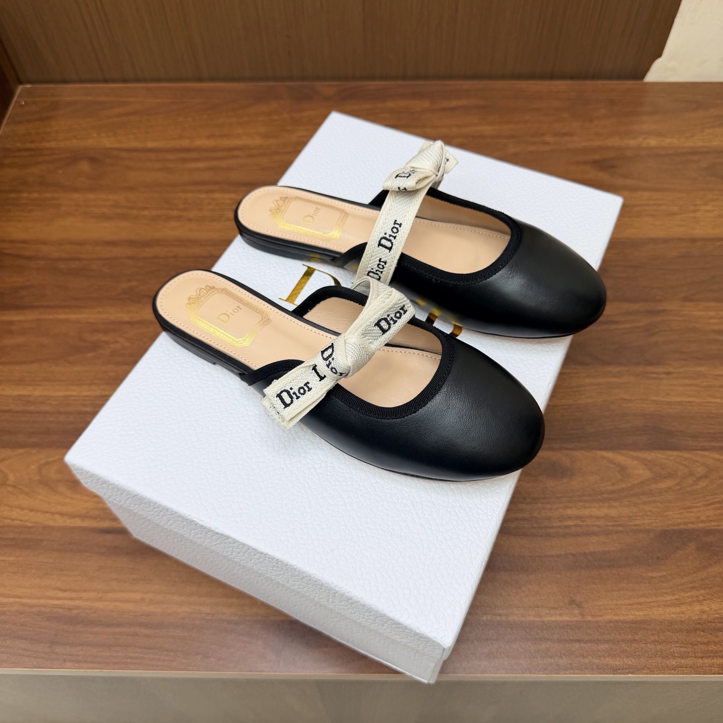NO:930828,Half slippers, Dior 2026 new casual shoes, embellished with classic brand webbing and bows, low-key luxury, casual wear, 100% girly comfort, lightweight, soft colors, strong texture of leather and fabric~ Add more vitality and beauty to your outfit~, the shoe shape is full of wrapping, soft and textured! Full of high-end sense! Upper cowhide/sheep leather/cloth inner imported sheepskin  Original open molded leather outsole Size: 35-39 (customized at 40.41), half drag, dior, dior, cowhide, sheepskin, sheep, Leather soles19860909半拖 单鞋 Dior 迪奥 2026新款休闲鞋单鞋 经典品牌织带蝴蝶结点缀 低调奢华,随意穿搭 舒适度百分百少女感十足,轻便,颜色温柔,皮面织布面质感强~ 让你的穿搭更增加活力与美感~,鞋型包裹感十足,柔和而有质感!高级感满满! 鞋面牛皮/羊京/布面 内里进口羊皮 鞋底原版开模真皮大底 Size:35-39(40.41定做),半拖,dior,dior,cowhide,sheepskin,sheep,Leather soles,Women's Shoes