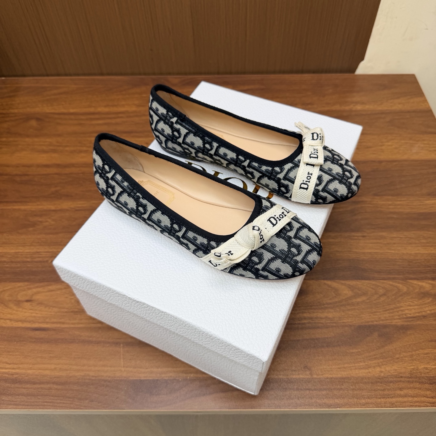 NO:930808,Half slippers, Dior 2026 new casual shoes, embellished with classic brand webbing and bows, low-key luxury, casual wear, 100% girly comfort, lightweight, soft colors, strong texture of leather and fabric~ Add more vitality and beauty to your outfit~, the shoe shape is full of wrapping, soft and textured! Full of high-end sense! Upper cowhide/sheep leather/cloth inner imported sheepskin  Original open molded leather outsole Size: 35-39 (customized at 40.41), single shoes, dior, dior, cowhide, sheepskin, sheep, Leather soles19860909半拖 单鞋 Dior 迪奥 2026新款休闲鞋单鞋 经典品牌织带蝴蝶结点缀 低调奢华,随意穿搭 舒适度百分百少女感十足,轻便,颜色温柔,皮面织布面质感强~ 让你的穿搭更增加活力与美感~,鞋型包裹感十足,柔和而有质感!高级感满满! 鞋面牛皮/羊京/布面 内里进口羊皮 鞋底原版开模真皮大底 Size:35-39(40.41定做),单鞋,dior,dior,cowhide,sheepskin,sheep,Leather soles,Women's Shoes