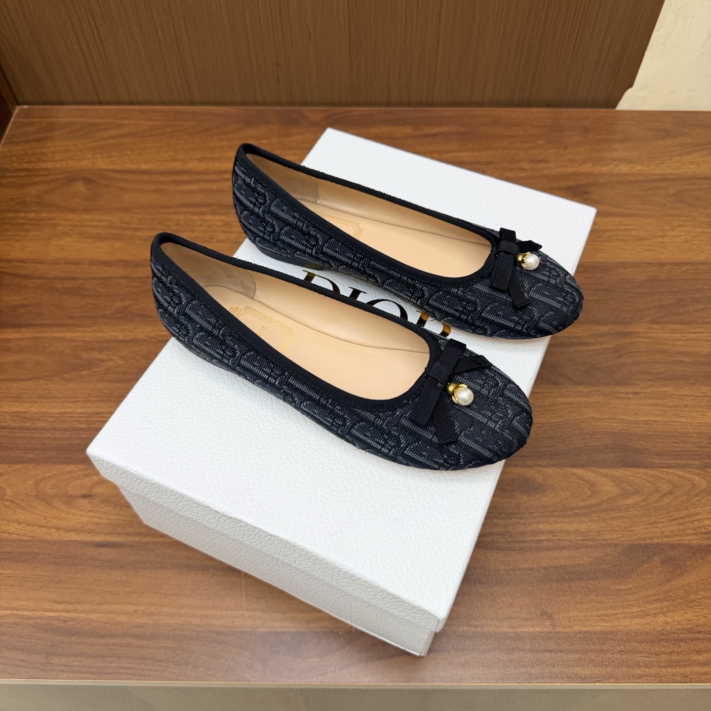 NO:930819,Dior Dior 2026 new casual shoes, classic brand webbing and bow embellishment, low-key luxury, casual wear, 100% girly comfort, light, soft color, leather fabric surface has strong texture~ Add more vitality and beauty to your outfit~, the shoe shape is full of wrapping, soft and textured! Full of high-end feeling! Upper cloth surface, lining imported sheepskin, sole original molded leather outsole  Size: 35-39 (40.41 customized), single shoes, dior, dior, sheepskin, Leather soles19860909单鞋 Dior 迪奥 2026新款休闲鞋单鞋 经典品牌织带蝴蝶结点缀 低调奢华,随意穿搭 舒适度百分百少女感十足,轻便,颜色温柔,皮面织布面质感强~ 让你的穿搭更增加活力与美感~,鞋型包裹感十足,柔和而有质感!高级感满满! 鞋面布面 内里进口羊皮 鞋底原版开模真皮大底 Size:35-39(40.41定做),单鞋,dior,dior,sheepskin,Leather soles,Women's Shoes