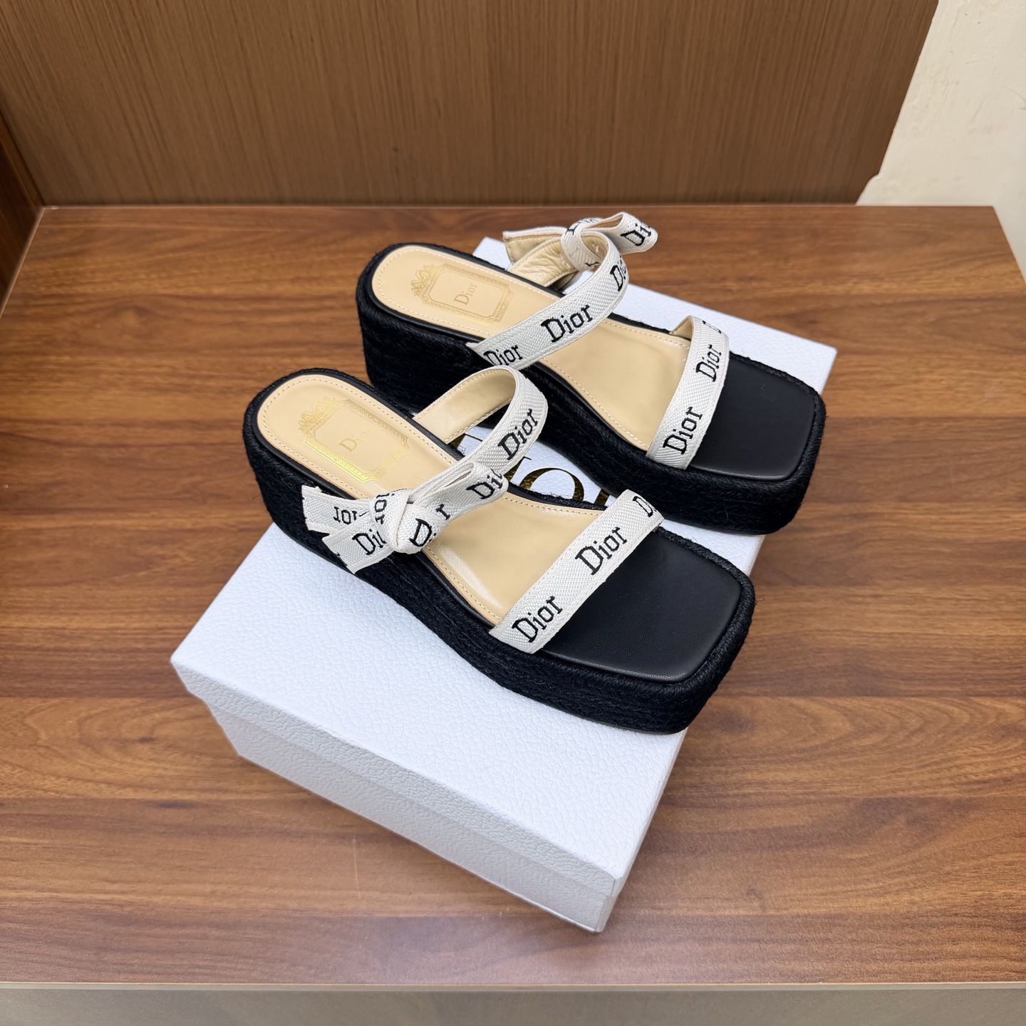 NO:930797,Dior｜Dior's new summer thick-soled platform sandals, the classic flying webbing logo is super recognizable!  The Chaizi Lehou water table increases height and slims down, and can be easily used for daily commuting or banquets. It is both fashionable and practical, and is a versatile artifact for exquisite girls!  Fabric leather with webbing, outsole with hemp rope edging, thick rubber foam sole, foot pads, sheepskin, code number 35-41 (40.41 customized), slippers, dior, dior, sandals, slippers, sheepskin19860909Dior｜迪奥 夏季新款厚底水台凉鞋 经典飞织带标志超有辨识度！矮子乐厚水台增高显瘦,日常通勤或宴会都能轻松驾驭 时尚与实用兼备,是精致女孩的百搭神器！ 面料皮面加织带 大底麻绳包边厚橡胶发泡底 垫脚羊皮 码数35-41(40.41定做),拖鞋,dior,dior,sandals,slippers,sheepskin,Women's Shoes