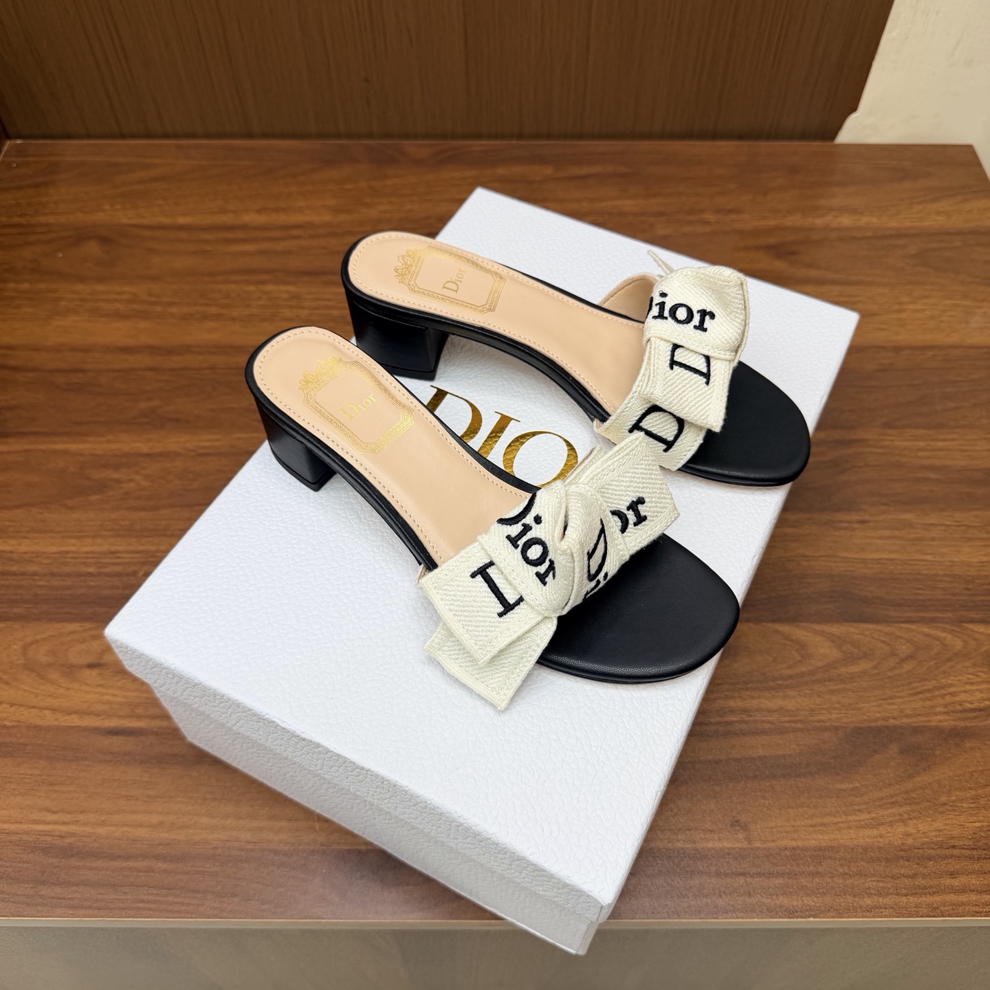 NO:930786,Flat sole, thick heel, Dior 2026 new casual shoes, classic brand webbing and bow embellishment, low-key luxury, casual wear, 100% girly comfort, lightweight, soft color, strong texture of the leather fabric surface~ Add more vitality and beauty to your outfit~, the shoe shape is full of wrapping, soft and textured! Full of high-end feeling! Upper cowhide, imported sheepskin lining, sole original molded leather outsole  Size: 35-39 (40.41 customized), slippers, dior, dior, slippers, cowhide, sheepskin, Leather soles19860909平底 粗跟 Dior 迪奥 2026新款休闲鞋单鞋 经典品牌织带蝴蝶结点缀 低调奢华,随意穿搭 舒适度百分百少女感十足,轻便,颜色温柔,皮面织布面质感强~ 让你的穿搭更增加活力与美感~,鞋型包裹感十足,柔和而有质感!高级感满满! 鞋面牛皮 内里进口羊皮 鞋底原版开模真皮大底 Size:35-39(40.41定做),拖鞋,dior,dior,slippers,cowhide,sheepskin,Leather soles,Women's Shoes
