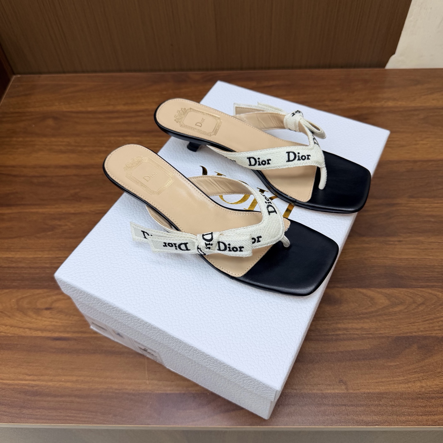 NO:930775,-Top quality (with high-end airplane box) 26ss spring and summer new Dior Dior J'Adior strappy flip-flops classic CD letter embroidered webbing bow high-heeled flip-flops slippers small heel/kitten heel slippers This J'Adior strappy high-heeled sandals are designed by Jonathan Anderson (Jonathan Anderson)  Anderson) presents a new interpretation of Dior's classic series, highlighting Dior's exquisite craftsmanship and enhancing style with a sense of fashion. It is carefully made of black cotton embroidered fabric, with a unique double-strap design, and is paired with a two-color Dior embroidered ribbon, one of which is embellished with a bow. Paired with a 3 cm comma heel, it looks more fashionable and elegant. The upper is custom-made with electric embroidery and high-temperature water-soluble cotton technology fabric. The lining is made of sheepskin. The sole is Italian A-grade leather outsole. The heel height is 3 cm.  Size 35-39 (40.41.42 customized, non-refundable), split-toe shoes, dior, dior, sandals, slippers, sheepskin, Leather soles19860909-顶级品质（配高档飞机盒） 26ss春夏新款Dior 迪奥 J'Adior 饰带人字拖鞋 经典 CD字母刺绣织带蝴蝶结高跟夹脚凉拖鞋小矮跟/小猫跟拖鞋 这款 J'Adior饰带高跟凉鞋由乔纳森.安德森(Jonathan Anderson)倾情呈献,全新演绎Dior的经典系列,彰显Dior的精湛工艺,以时尚感提升格调.采用黑色棉质刺绣面料精心制作,双带设计别具一格,搭配双色Dior刺绣饰带,其中一条点缀以蝴蝶结.搭配 3 厘米逗号跟,更显时髦高雅. 鞋面定制电绣高温水溶棉质科技面料 内里垫脚羊皮 鞋底意大利A级真皮大底 跟高3cm 码数35-39（40.41.42定做不退换）,分趾鞋,dior,dior,sandals,slippers,sheepskin,Leather soles,Women's Shoes