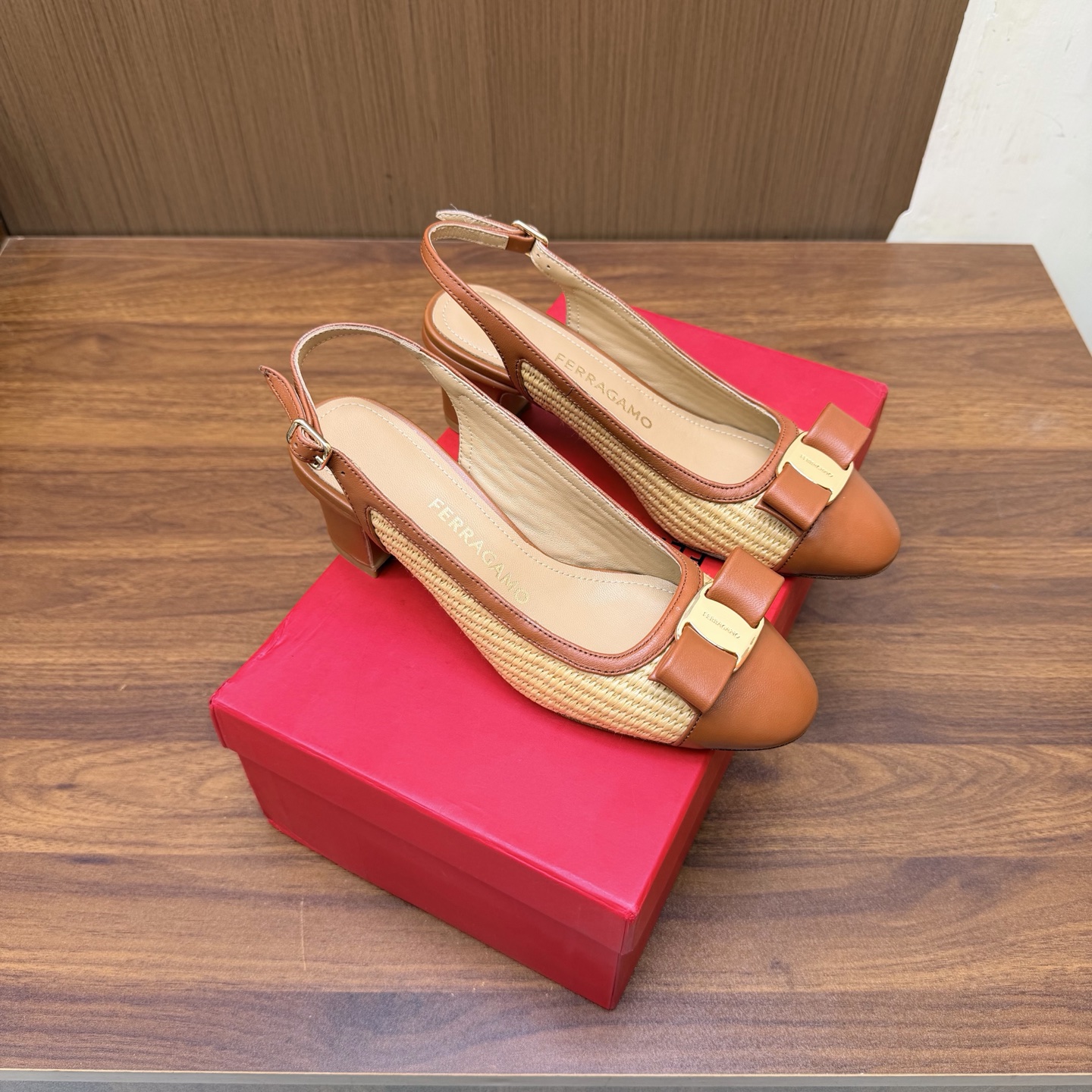 NO:930740,FERRAGA*O FERRAGA*O's new Vara woven bow back slingback ballet shoes!  The summer raffia weaving series of Vara~ retains all of Vara’s classic DNA—round toe, bow, and golden logo. The upper is replaced by a contrasting interweaving of raffia and leather. The texture of natural grass stems + the luster of leather, retro and fresh!  1. Braided slingback style. The slingback design with adjustable straps makes it super easy to put on and take off. The 5.5cm square heel is as stable as walking on flat ground. It is friendly to small people and will not tire your feet after a day of shopping. 2. The woven flat style is more gentle on the feet. The flat design is soft and does not rub the feet. It is suitable for walking at work and shopping. Raffia has its own breathability, which is cool and comfortable to wear in summer ~ Fabric imported lambskin/raffia  Imported sheepskin lining for foot pads. Heel height 5.5cm/1cm. Original leather outsole. Size 35.36.37.38.39.40.41 (40.41 custom-made and non-refundable), sandals, ferragamo, sandals, espadrilles, sheepskin, Leather soles19860909FERRAGA*O 菲拉*慕新款Vara编织蝴蝶结后空露跟鞋芭蕾舞鞋！ 菲拉家夏季拉菲草编织系列～保留了Vara 所有经典DNA—圆头、蝴蝶结、金色Logo,鞋面换成了拉菲草与皮革的撞色交织,天然草茎的肌理感＋皮质的光泽,复古又清新！ 1编织露跟款 露后跟slingback设计,带子可调节,穿脱超方便. 5.5cm 方跟稳得像踩平地,小个子友好,逛一天都不累脚. 2编织平底款 这款更温柔贴脚,平底设计软糯不磨脚,上班逛街健步如飞.拉菲草自带透气感,夏天穿清凉又舒服～ 面料进口小羊皮/拉菲草 内里进口羊皮内里垫脚. 跟高5.5cm/1cm 大底原版真皮大底. 码数35.36.37.38.39.40.41（40.41定做不退换）,凉鞋单鞋,ferragamo,sandals,espadrilles,sheepskin,Leather soles,Women's Shoes