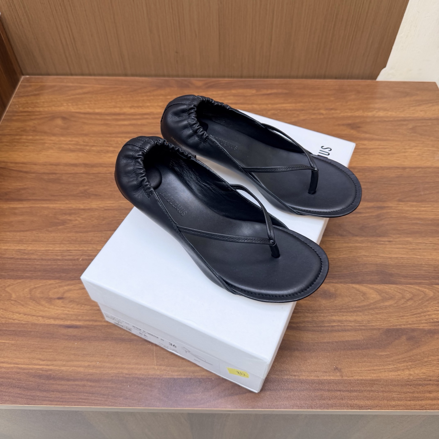 NO:929394,JACQUEMUS 27/AW flip-flop sandals. The fashion of this item is hidden in the details. It is really yyds super fashionable to pair with a skirt. —————————— Kitten heels can also be very elegant. Jacquemus25’s design inspiration comes from sculptures. The most obvious ones are the two pointed-toe shoes and the black and white high heels, both of which have sculptural outline designs, soft and powerful. Upper: cowhide. Lining/tiptoe: sheepskin. Outsole: genuine leather outsole.  Heel height 4.5cm, sizes 35–41 (customized for 40 and 41), split-toe shoes, sandals, high heels, skirts, cowhide, sheepskin, Leather soles19860909JACQUEMUS 27/AW夹脚凉鞋 单品时尚藏在细节里搭配裙子真的yyds超时髦一款单鞋 ——————————— 小猫跟也可以很气质 jacquemus25的设计灵感来源于雕塑,最能体现的就是两款尖头鞋和黑白这款高跟鞋,都具有雕塑的轮廓设计,柔和又有力量感 鞋面:牛皮 内里/踮脚:羊皮 大底:真皮大底 跟高4.5cm 码数35–41（40、41定制）,分趾鞋,sandals,high heels,skirts,cowhide,sheepskin,Leather soles,Women's Shoes