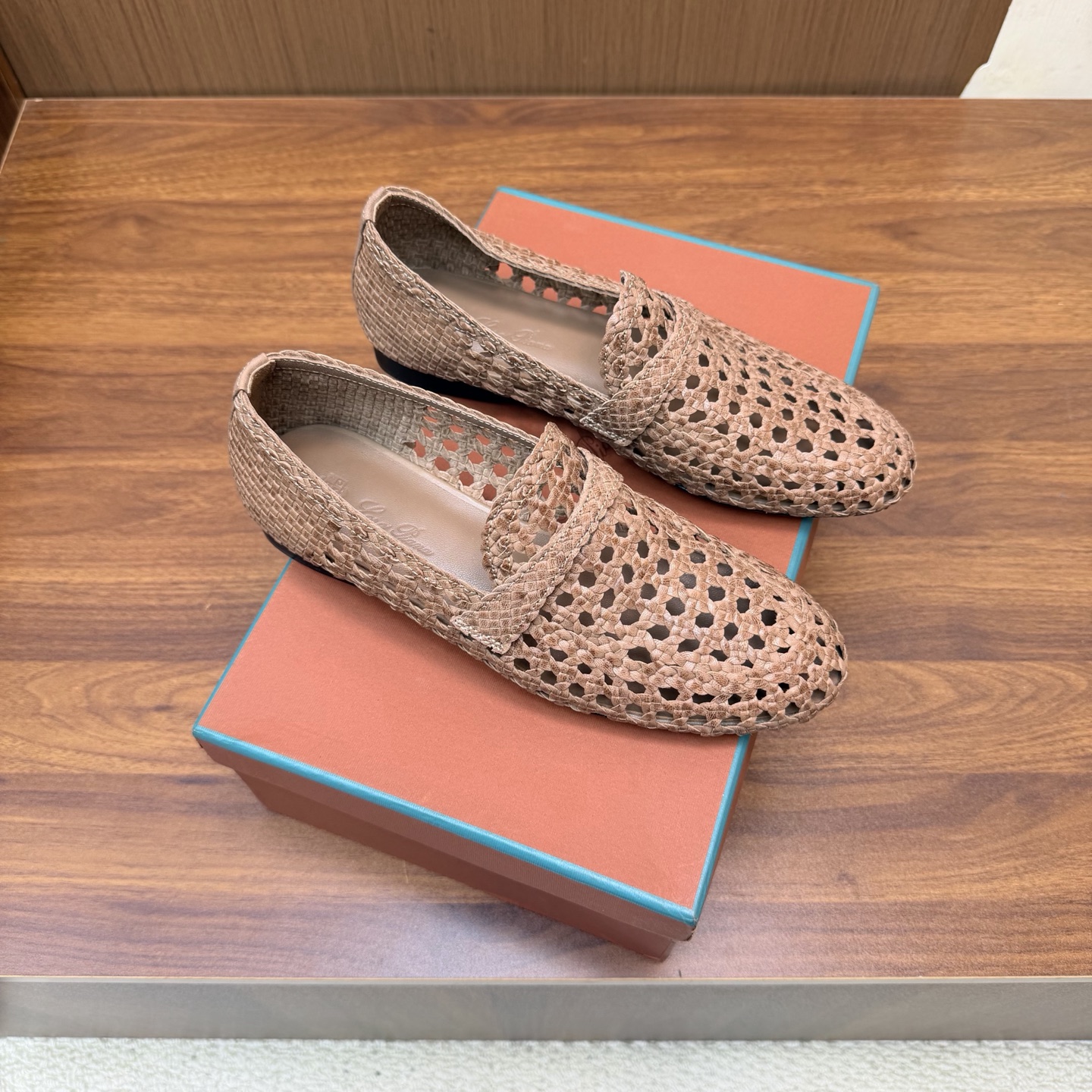 NO:930829,Loro Piana/ LP 55 classic and beautiful woven loafers, round label slippers, flat shoes, minimalist style, retro and classy!  ———————————— Simple and elegant, it is a very attractive style!  The king of high-end versatile, suitable for all seasons in spring, summer, autumn and winter. The upper is made of woven and rubbed cowhide, the lining is sheepskin, and the genuine leather outsole imported from Italy has a size of 35-39 (40.41 customized), loafers, loro piana, loro piana, loafers, flats, slippers, cowhide, sheepskin, Leather soles19860909Loro Piana/ LP 55经典绝美编织乐福鞋圆标垫脚拖鞋 平底鞋单鞋 极简主义风格,复古又级！ ————————————— 简约又大气,属于非常耐看的款式！高级百搭之王一年四季春夏秋冬皆适宜 鞋面采用编织擦色牛皮 内里垫脚羊皮 意大利进口真皮大底 码数35-39（40.41 定做）,乐福鞋,loro piana,loro piana,loafers,flats,slippers,cowhide,sheepskin,Leather soles,Women's Shoes