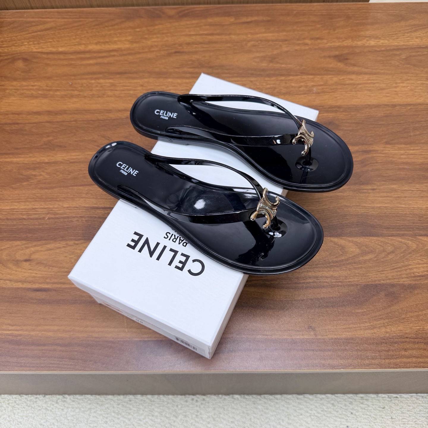 NO:929899,Celine's new Jelly bay jelly shoe fairy clip-on slippers, this summer's versatile shoe must be it!  —————————————— Number of yards: 35-41 Materials: TPU Classic TRIOMPHE metal buckle + transparent jelly texture, retro and refreshing, comes with French lazy filter, soft TPU material, so light on the feet that it feels like you are not wearing shoes, you can walk all day without feeling stuffy or wearing on your feet~ The flat bottom design shows off your legs and is super versatile. It is worthy of being CELINE  , simplicity and high-end are engraved in the bones, a must-have for this summer’s shoe cabinet, split-toe shoes, celine19860909Celine新品Jelly bay 果冻鞋仙女夹拖,今年夏天百搭鞋 一定是它啦！ —————————————— 码数: 35-41码 材质: TPU 经典TRIOMPHE金属扣+透明果冻质感,复古又清爽,自带法式慵懒滤镜,软软的TPU材质,上脚轻到像没穿鞋,暴走一天都不闷脚、不磨脚~平底设计巨显腿超百搭 不愧是 CELINE ,把简约高级刻在骨子里,今夏鞋柜必备款,分趾鞋,celine,Women's Shoes