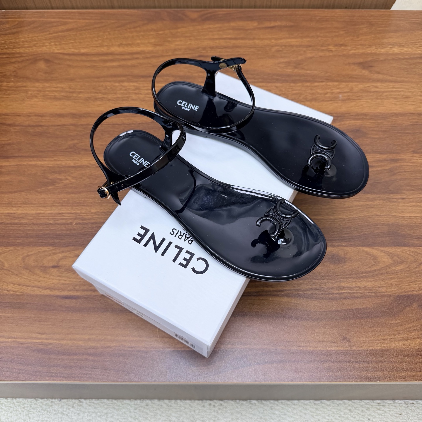 NO:929790,Celine's new Jelly bay jelly shoe fairy clip-on slippers, this summer's versatile shoe must be it!  —————————————— Number of yards: 36-41 yards Material: Environmentally friendly PVC Classic TRIOMPHE metal buckle + transparent jelly texture, retro and refreshing, comes with French lazy filter, soft TPU material, so light on the feet that it feels like no shoes, walking around all day without stuffing or grinding the feet~ The flat-bottom design shows off the legs and is super versatile. It is worthy of CELINE  , simplicity and high-end are engraved in the bones, a must-have for this summer’s shoe cabinet, split-toe shoes, celine19860909Celine新品Jelly bay 果冻鞋仙女夹拖,今年夏天百搭鞋 一定是它啦！ —————————————— 码数: 36-41码 材质: 环保PVC 经典TRIOMPHE金属扣+透明果冻质感,复古又清爽,自带法式慵懒滤镜,软软的TPU材质,上脚轻到像没穿鞋,暴走一天都不闷脚、不磨脚~平底设计巨显腿超百搭 不愧是 CELINE ,把简约高级刻在骨子里,今夏鞋柜必备款,分趾鞋,celine,Women's Shoes