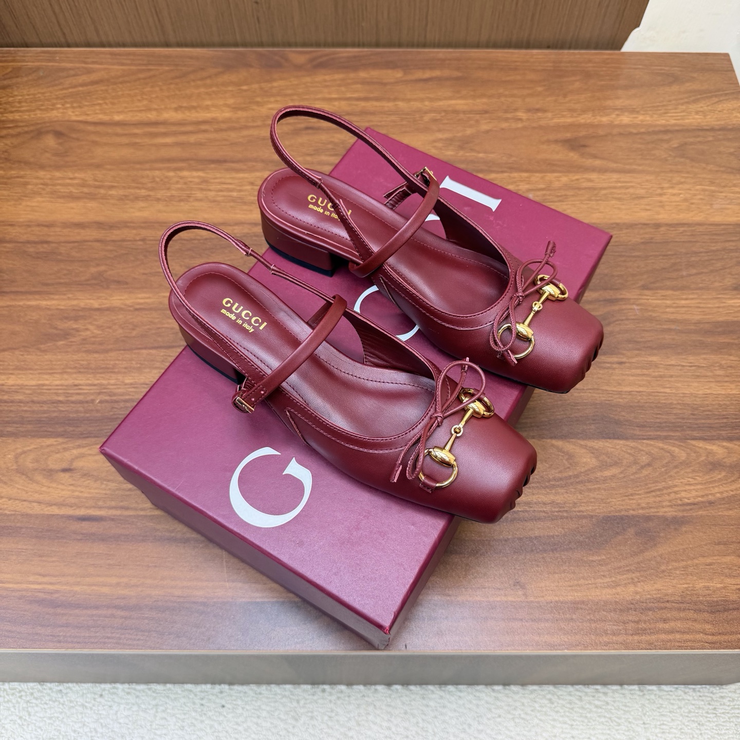 NO:930776,[Details upgraded, workmanship upgraded] GUCCI Gucci Ballet Shoes 2026 Early Spring Series Ballet Shoes Sandals/Shoes ———————————— Let’s just say that this year is the year of ballet shoes, and the Gucci 2025 Early Spring Series ballet shoes are also popular!  Small square toe design + classic horsebit buckle, delicate and elegant with a touch of playfulness, fashionable and good-looking to wear. Upper cowhide, foot pad sheepskin, sole original leather outsole. Size: 35-42 (customized for 40, 41, 42), sandals, gucci, gucci, sandals, cowhide, sheepskin, Leather soles19860909【细节升级,做工升级】 GUCCI 古驰芭蕾鞋2026早春系列芭蕾鞋凉鞋/单鞋 ——————————— 就说今年是芭蕾鞋大年,Gucci 2025早春系列的芭蕾鞋也火了！小方头设计+经典马衔扣,在精致、优雅中又带着一丝俏皮,穿起来时髦又好看 鞋面牛皮 垫脚羊皮 鞋底原版真皮大底 码数: 35-42（40、41、42定制）,凉鞋,gucci,gucci,sandals,cowhide,sheepskin,Leather soles,Women's Shoes