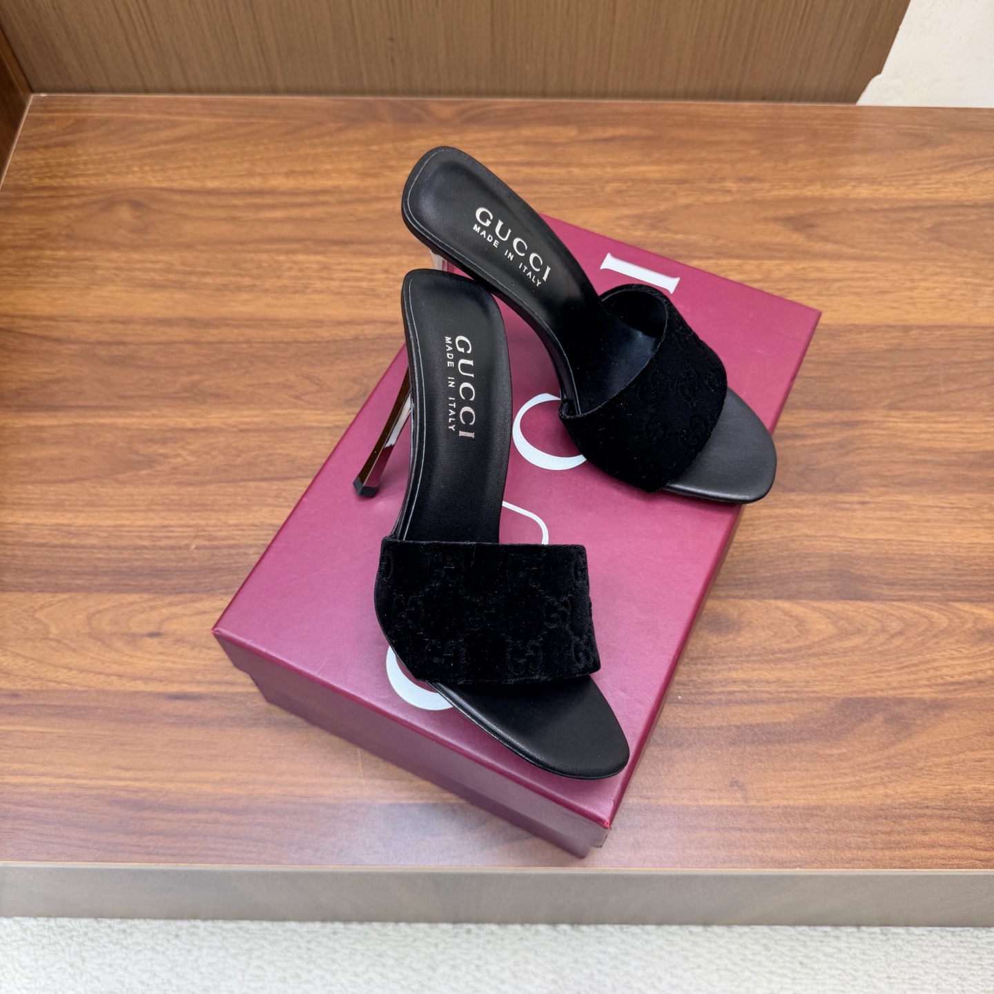 NO:930725,2026 Spring and Summer Gucci's latest diamond buckle double G horsebit metal high-heeled sandals ———————————— This women's thong sandals are paired with gold-toned accessories decorated with classic big D new horsebit details, highlighting the brand heritage and showing a unique charm. Made of exquisite sheepskin, the design is elegant yet casual, making it a refreshing and ideal item for the warm season. The upper is imported velvet, the lining/foot pad is lambskin, and the sole is genuine leather.  Heel height 5.5cm/8.5cm/11cm (remarks when ordering) Matching sizes 35-42 (41/40/42/customized, non-refundable), high heels and slippers, gucci, sandals, high heels, slippers, sheepskin198609092026 春夏季Gucci最新钻扣双G字马衔扣金属高跟 凉鞋 ——————————— 这款女士夹趾凉鞋搭配饰经典大D新马衔扣细节金色调配件,彰显品牌传承,尽显别样魅力.采用精致羊皮打造,设计优雅而不失随性,是暖季造型的清爽理想单品 鞋面进口丝绒 内里/垫脚小羊皮 鞋底真皮底 跟高5.5cm/8.5cm/11cm（下单备注） 配码35-42（41/40/42/定做不退换）,高跟鞋拖鞋,gucci,sandals,high heels,slippers,sheepskin,Women's Shoes