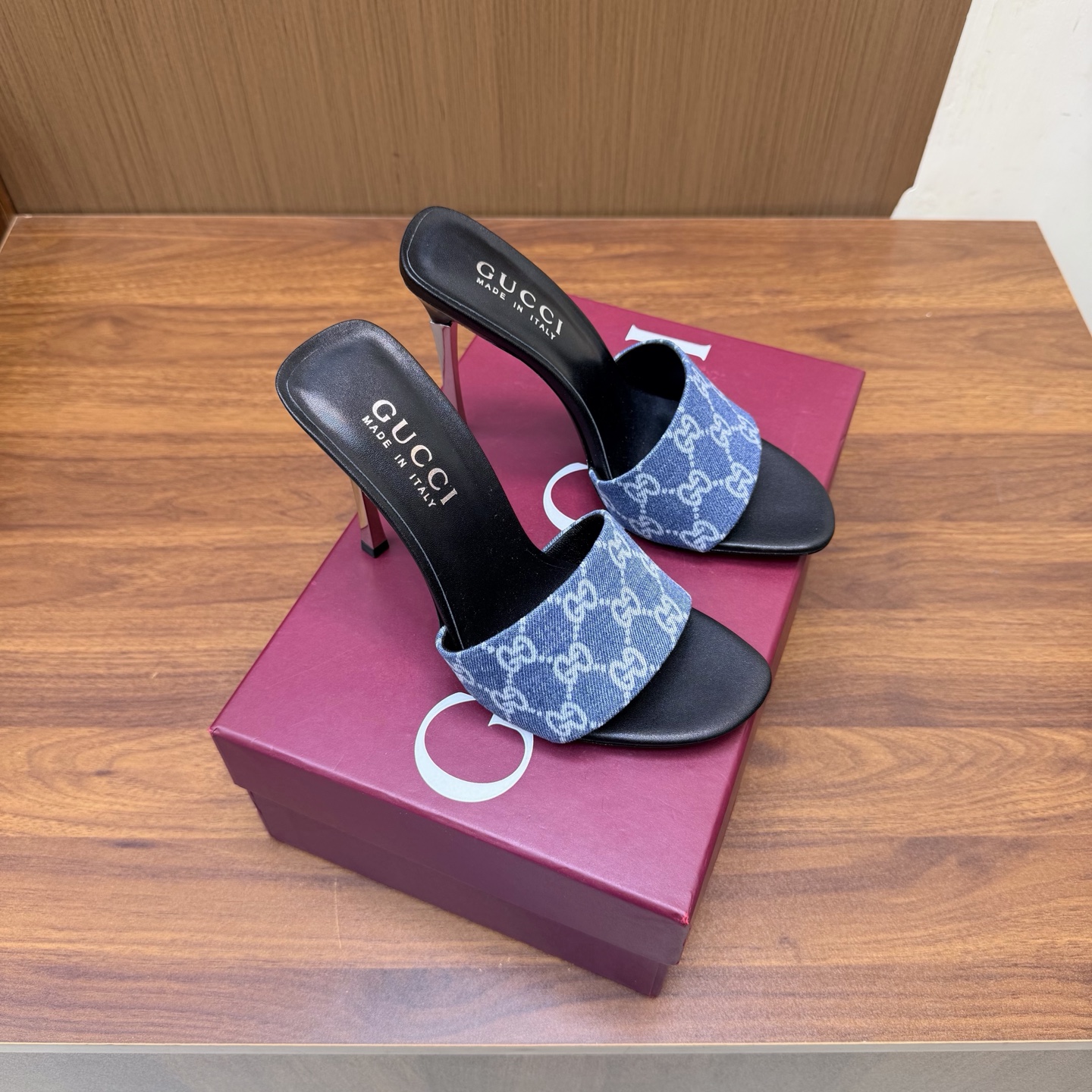 NO:930733,2026 Spring and Summer Gucci's latest diamond buckle double G horsebit metal high-heeled sandals ———————————— This women's thong sandals are paired with gold-toned accessories decorated with classic big D new horsebit details, highlighting the brand heritage and showing a unique charm. Made of exquisite sheepskin, the design is elegant yet casual, making it a refreshing and ideal item for the warm season. Imported fabric upper, lambskin lining/foot pad, genuine leather sole  Heel height 5.5cm/8.5cm/11cm (remarks when ordering) Matching sizes 35-42 (41/40/42/customized, non-refundable), high heels and slippers, gucci, sandals, high heels, slippers, sheepskin198609092026 春夏季Gucci最新钻扣双G字马衔扣金属高跟 凉鞋 ——————————— 这款女士夹趾凉鞋搭配饰经典大D新马衔扣细节金色调配件,彰显品牌传承,尽显别样魅力.采用精致羊皮打造,设计优雅而不失随性,是暖季造型的清爽理想单品 鞋面进口布面 内里/垫脚小羊皮 鞋底真皮底 跟高5.5cm/8.5cm/11cm（下单备注） 配码35-42（41/40/42/定做不退换）,高跟鞋拖鞋,gucci,sandals,high heels,slippers,sheepskin,Women's Shoes