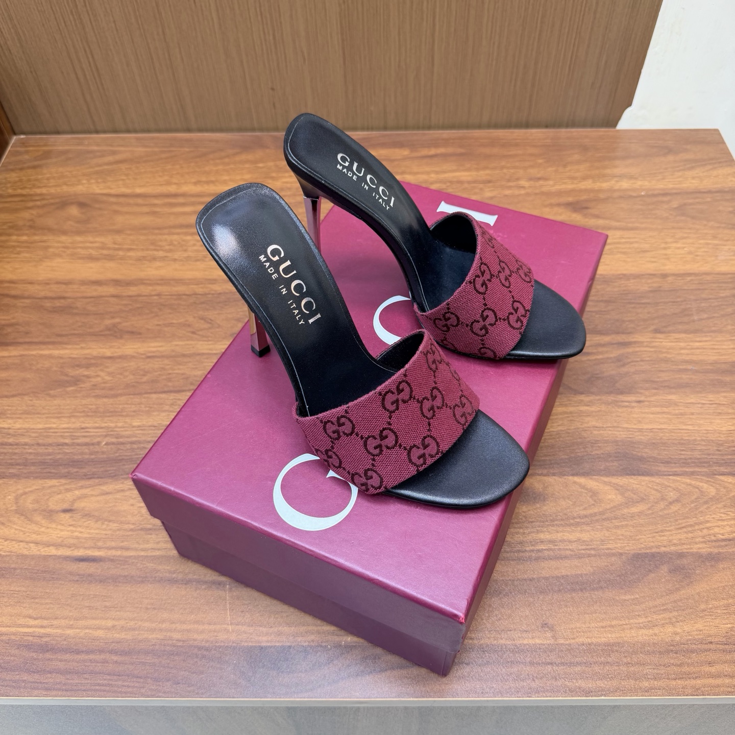 NO:930741,2026 Spring and Summer Gucci's latest diamond buckle double G horsebit metal high-heeled sandals ———————————— This women's thong sandals are paired with gold-toned accessories decorated with classic big D new horsebit details, highlighting the brand heritage and showing a unique charm. Made of exquisite sheepskin, the design is elegant yet casual, making it a refreshing and ideal item for the warm season. The upper is imported velvet, the lining/foot pad is lambskin, and the sole is genuine leather.  Heel height 5.5cm/8.5cm/11cm (remarks when ordering) Matching sizes 35-42 (41/40/42/customized, non-refundable), high heels and slippers, gucci, sandals, high heels, slippers, sheepskin198609092026 春夏季Gucci最新钻扣双G字马衔扣金属高跟 凉鞋 ——————————— 这款女士夹趾凉鞋搭配饰经典大D新马衔扣细节金色调配件,彰显品牌传承,尽显别样魅力.采用精致羊皮打造,设计优雅而不失随性,是暖季造型的清爽理想单品 鞋面进口丝绒 内里/垫脚小羊皮 鞋底真皮底 跟高5.5cm/8.5cm/11cm（下单备注） 配码35-42（41/40/42/定做不退换）,高跟鞋拖鞋,gucci,sandals,high heels,slippers,sheepskin,Women's Shoes