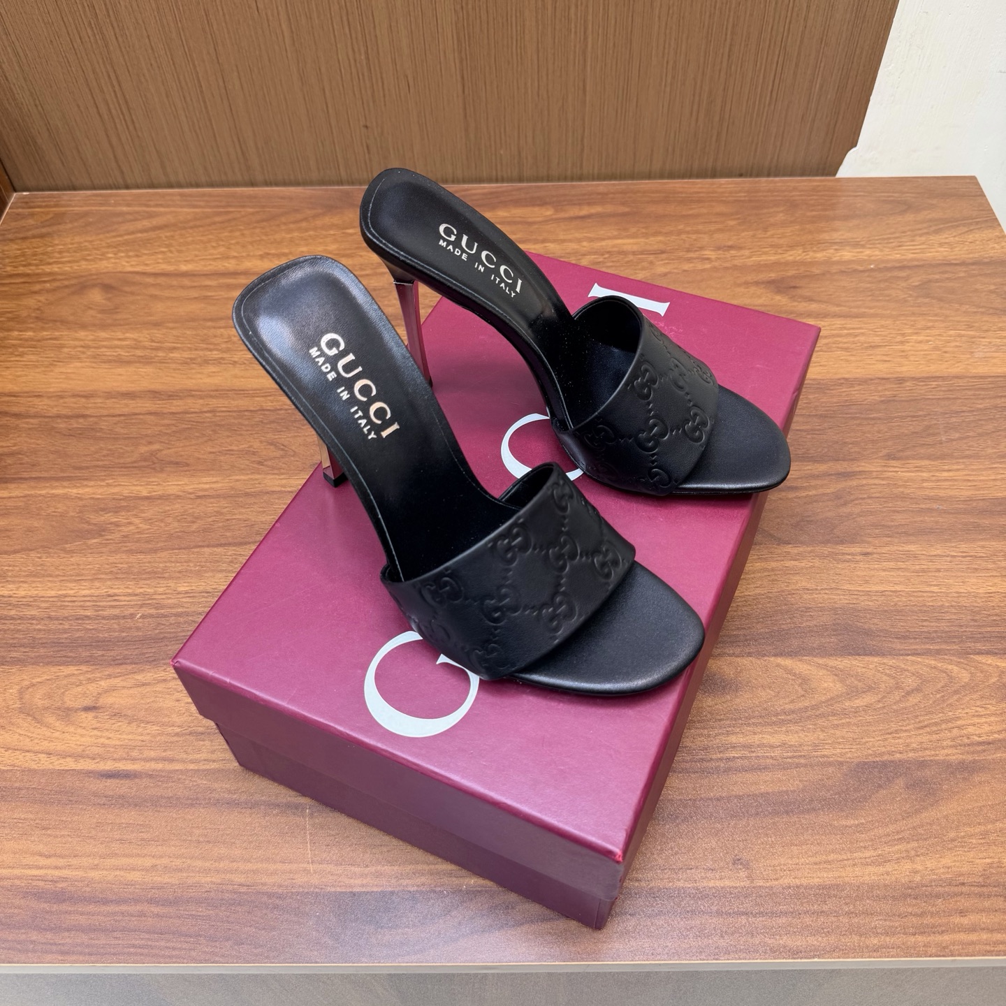 NO:930749,2026 Spring and Summer Gucci's latest diamond buckle double G horsebit metal high-heeled sandals ———————————— This women's thong sandals are paired with gold-toned accessories decorated with classic big D new horsebit details, highlighting the brand heritage and showing a unique charm. Made of exquisite sheepskin, the design is elegant yet casual, making it a refreshing and ideal item for the warm season. The upper is imported cowhide, the lining/foot pad is lambskin, and the sole is genuine leather.  Heel height 5.5cm/8.5cm/11cm (remarks when ordering) Matching code 35-42 (41/40/42/customized, non-returnable), high heels and slippers, gucci, sandals, high heels, slippers, cowhide, sheepskin198609092026 春夏季Gucci最新钻扣双G字马衔扣金属高跟 凉鞋 ——————————— 这款女士夹趾凉鞋搭配饰经典大D新马衔扣细节金色调配件,彰显品牌传承,尽显别样魅力.采用精致羊皮打造,设计优雅而不失随性,是暖季造型的清爽理想单品 鞋面进口牛皮 内里/垫脚小羊皮 鞋底真皮底 跟高5.5cm/8.5cm/11cm（下单备注） 配码35-42（41/40/42/定做不退换）,高跟鞋拖鞋,gucci,sandals,high heels,slippers,cowhide,sheepskin,Women's Shoes
