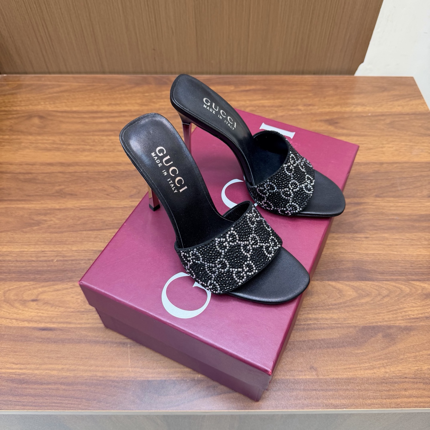 NO:930758,2026 Spring and Summer Gucci's latest diamond buckle double G horsebit metal high-heeled sandals ———————————— This women's thong sandals are paired with gold-toned accessories decorated with classic big D new horsebit details, highlighting the brand heritage and showing a unique charm. Made of exquisite sheepskin, the design is elegant yet casual, making it a refreshing and ideal item for the warm season. The upper is imported diamond surface, the lining/foot pad is lambskin, and the sole is genuine leather.  Heel height 5.5cm/8.5cm/11cm (remarks when ordering) Matching sizes 35-42 (41/40/42/customized, non-refundable), high heels and slippers, gucci, sandals, high heels, slippers, sheepskin198609092026 春夏季Gucci最新钻扣双G字马衔扣金属高跟 凉鞋 ——————————— 这款女士夹趾凉鞋搭配饰经典大D新马衔扣细节金色调配件,彰显品牌传承,尽显别样魅力.采用精致羊皮打造,设计优雅而不失随性,是暖季造型的清爽理想单品 鞋面进口钻面 内里/垫脚小羊皮 鞋底真皮底 跟高5.5cm/8.5cm/11cm（下单备注） 配码35-42（41/40/42/定做不退换）,高跟鞋拖鞋,gucci,sandals,high heels,slippers,sheepskin,Women's Shoes