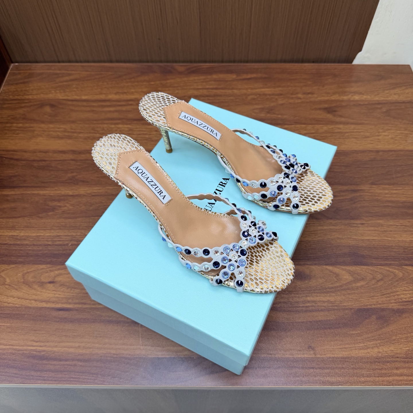 NO:930715,[Aquazzura] 2026 new top version pineapple ladies flat sandals original 1:1 molded heels!  Swarovski rhinestones shine brightly —————————— Imported sheepskin is matched with the original molded heel, simple and elegant. It makes the shoes more feminine, and the design is suitable for parties. It is suitable for various skirts, dresses, evening dresses, and nightclub styles. The heel height is matched with Swarovski rhinestones. It looks noble in any occasion. * Complete package. * Upper cowhide * Lining sheepskin * Sole Italian leather outsole * Heel height 7.5cm *  Size 36–43 (35, 40, 41, 42, 43 are not returnable or exchangeable), high heels and slippers, swarovski, sandals, high heels, slippers, skirts, cowhide, sheepskin, Leather soles19860909【Aquazzura】2026新款顶级版本菠萝女士烫钻 平底凉鞋原版1比1开模鞋跟！施华洛世奇水钻,闪耀光芒 —————————— 进口羊皮搭配原版开模鞋跟,简单大方 .使鞋子更有女人味,适合派对的设计适用各种套裙,于连衣裙晚礼服,夜场各种款式 跟高搭配施华洛世奇水钻.任何场合都显高贵气质 * 全套包装. * 鞋面 牛皮 * 衬里 羊皮 * 鞋底 意大利真皮大底 * 跟高 7.5cm * 码数 36–43（35、40、41、42、43订做不退换）,高跟鞋拖鞋,swarovski,sandals,high heels,slippers,skirts,cowhide,sheepskin,Leather soles,Women's Shoes