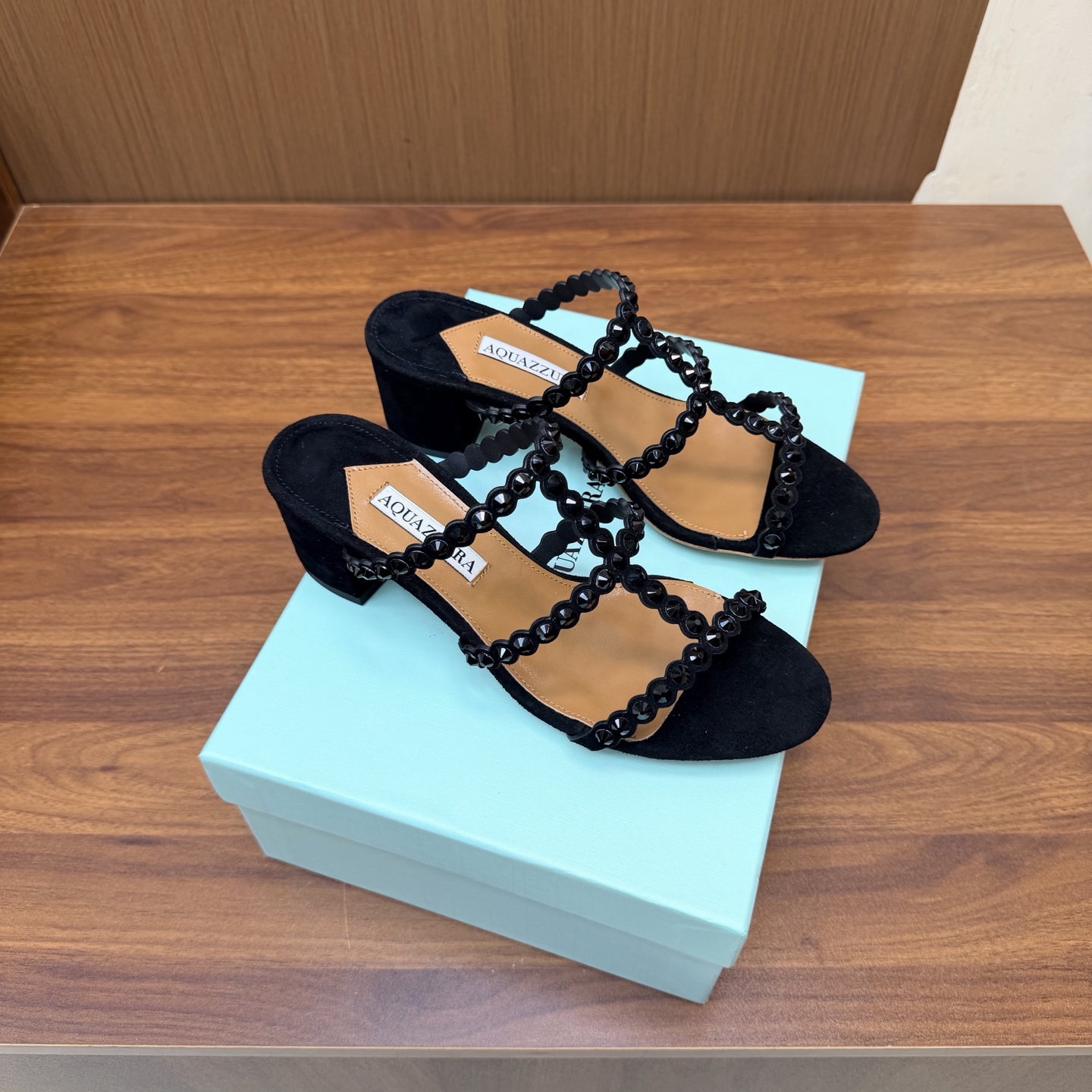 NO:930707,[Aquazzura] 2026 new top version pineapple ladies flat sandals original 1:1 molded heels!  Swarovski rhinestones, sparkling light ———————— Imported sheepskin with original molded heels, simple and elegant. Makes the shoes more feminine, suitable for party design, suitable for various skirts, dresses, evening dresses, nightclubs. The heel height is matched with Swarovski rhinestones. It will show noble temperament in any occasion * Full package. * Upper: Sheep leather/PVC film * Lining: Sheepskin * Sole: Italian genuine leather outsole *  Heel height 5cm * Size 36-43 (35, 40, 41, 42, 43 are custom-made and cannot be returned or exchanged), slippers, swarovski, sandals, slippers, skirts, cowhide, sheepskin, sheep, Leather soles19860909【Aquazzura】2026新款顶级版本菠萝女士烫钻 平底凉鞋原版1比1开模鞋跟！施华洛世奇水钻,闪耀光芒 —————————— 进口羊皮搭配原版开模鞋跟,简单大方 .使鞋子更有女人味,适合派对的设计适用各种套裙,于连衣裙晚礼服,夜场各种款式 跟高搭配施华洛世奇水钻.任何场合都显高贵气质 * 全套包装. * 鞋面 羊京/牛皮/pvc胶片 * 衬里 羊皮 * 鞋底 意大利真皮大底 * 跟高 5cm * 码数 36–43（35、40、41、42、43订做不退换）,拖鞋,swarovski,sandals,slippers,skirts,cowhide,sheepskin,sheep,Leather soles,Women's Shoes